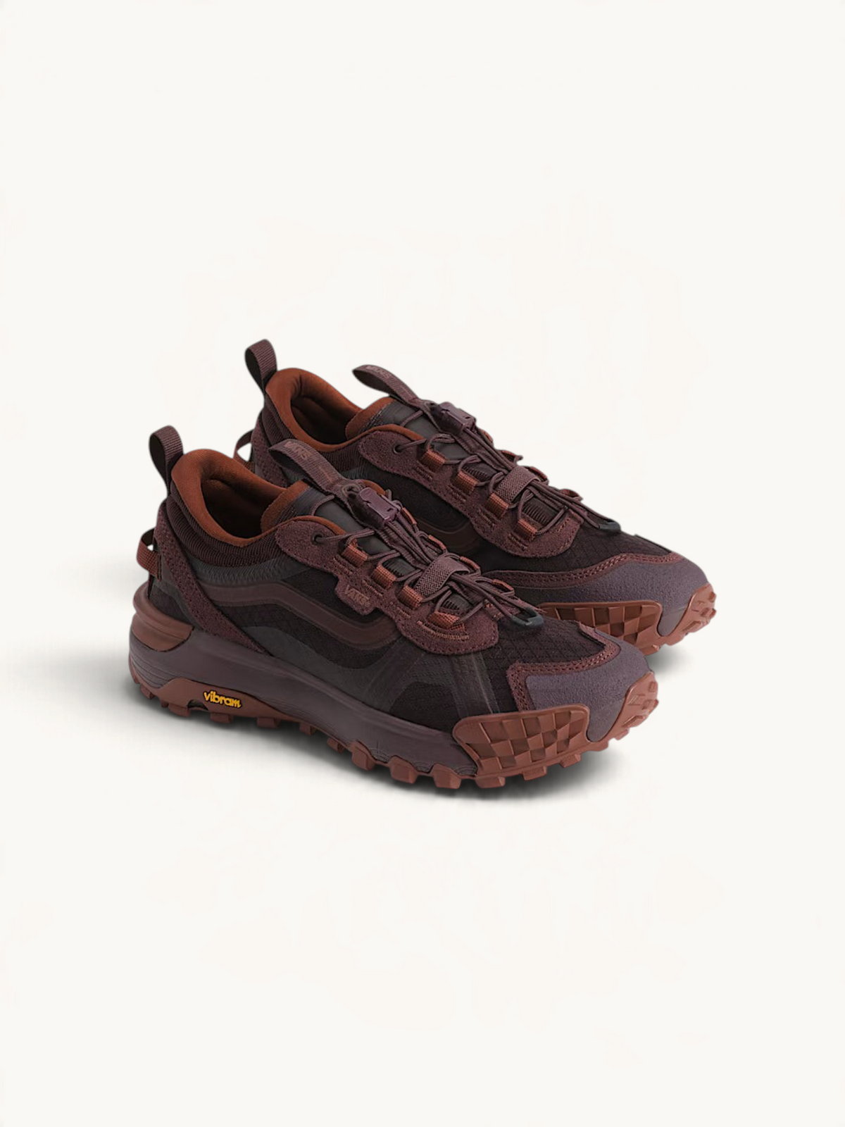 Tenis FRIDAY.COM.CO Vans Crosspath XC color marrón con suela Vibram, diseño resistente al agua y amortiguación.