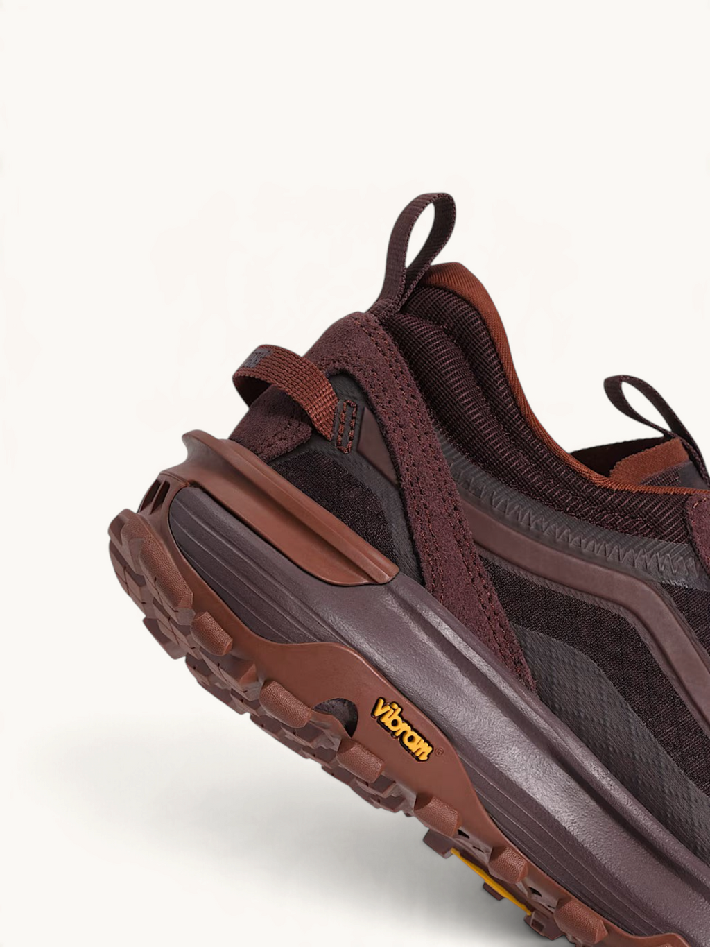 Detalle del talón y suela Vibram de los tenis FRIDAY.COM.CO Vans Crosspath XC en color marrón oscuro