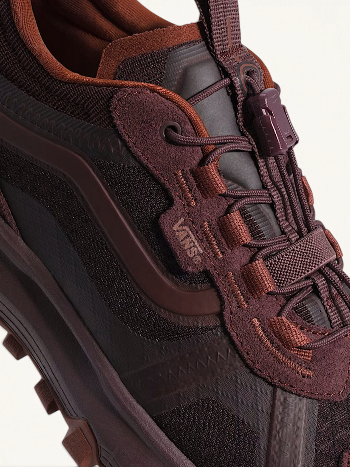 Tenis FRIDAY.COM.CO Vans Crosspath XC en color marrón con suela Vibram, parte superior repelente al agua y cordones.