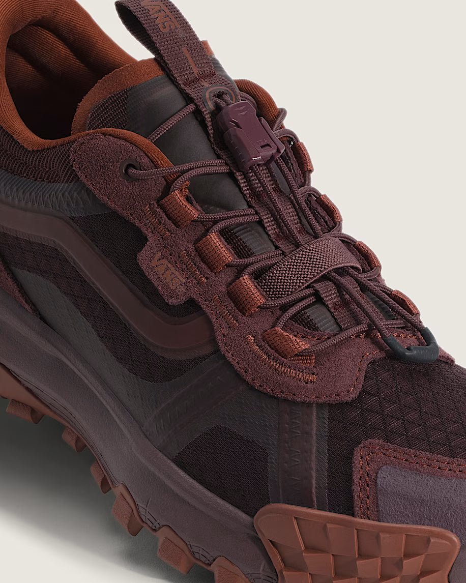 Tenis FRIDAY.COM.CO Vans Crosspath XC color marrón con suela Vibram, parte superior repelente al agua y cierre rápido.