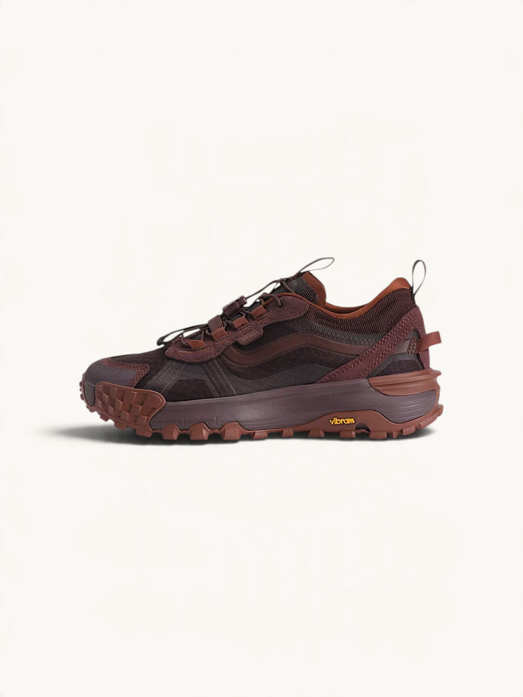 Tenis FRIDAY.COM.CO Vans Crosspath XC color marrón con suela Vibram, diseño repelente al agua y amortiguación cómoda.
