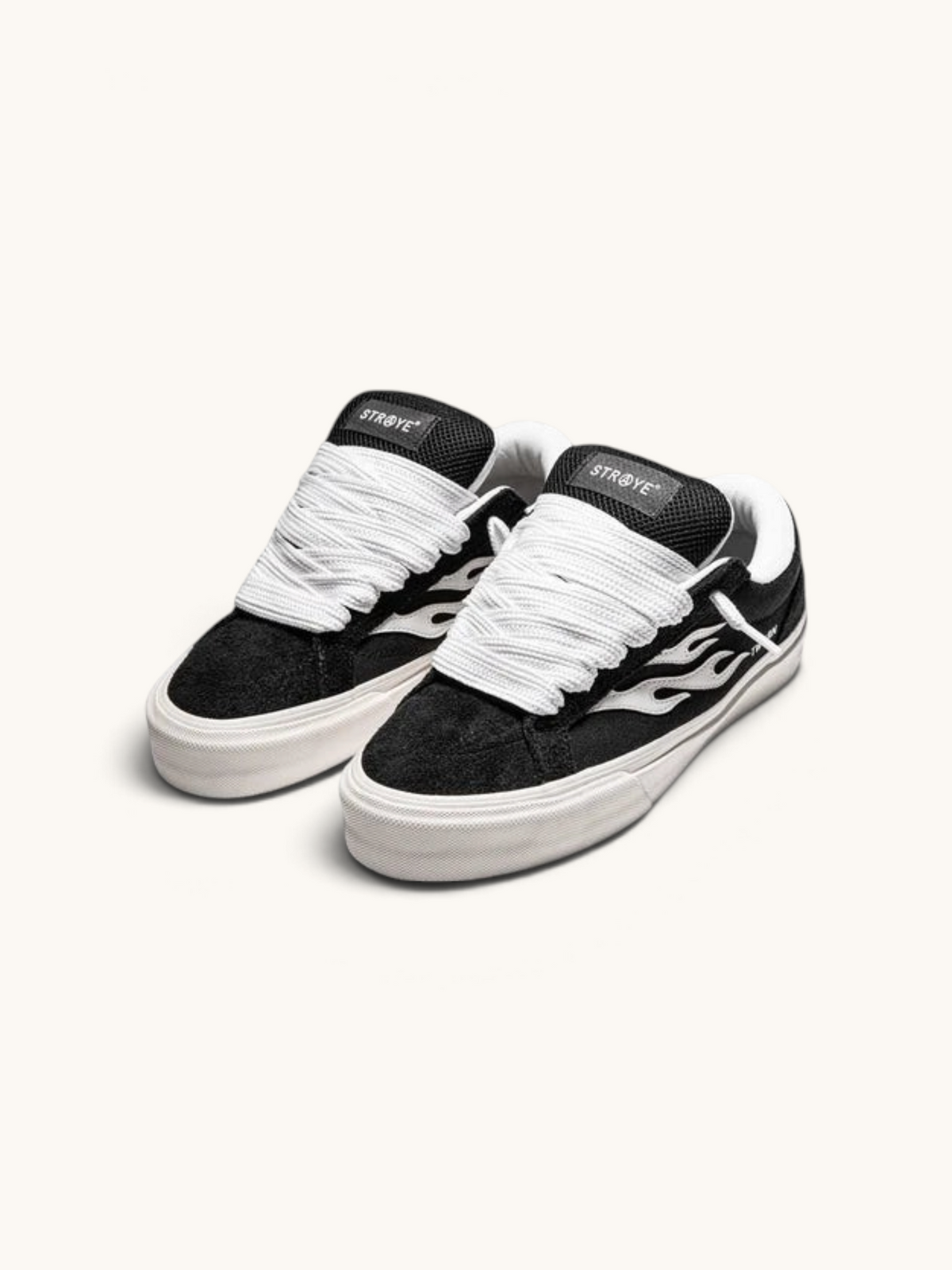 Tenis de skate FRIDAY.COM.CO Straye Dixon Logan Puff en ante negro con detalles de llamas blancas y cordones gruesos.