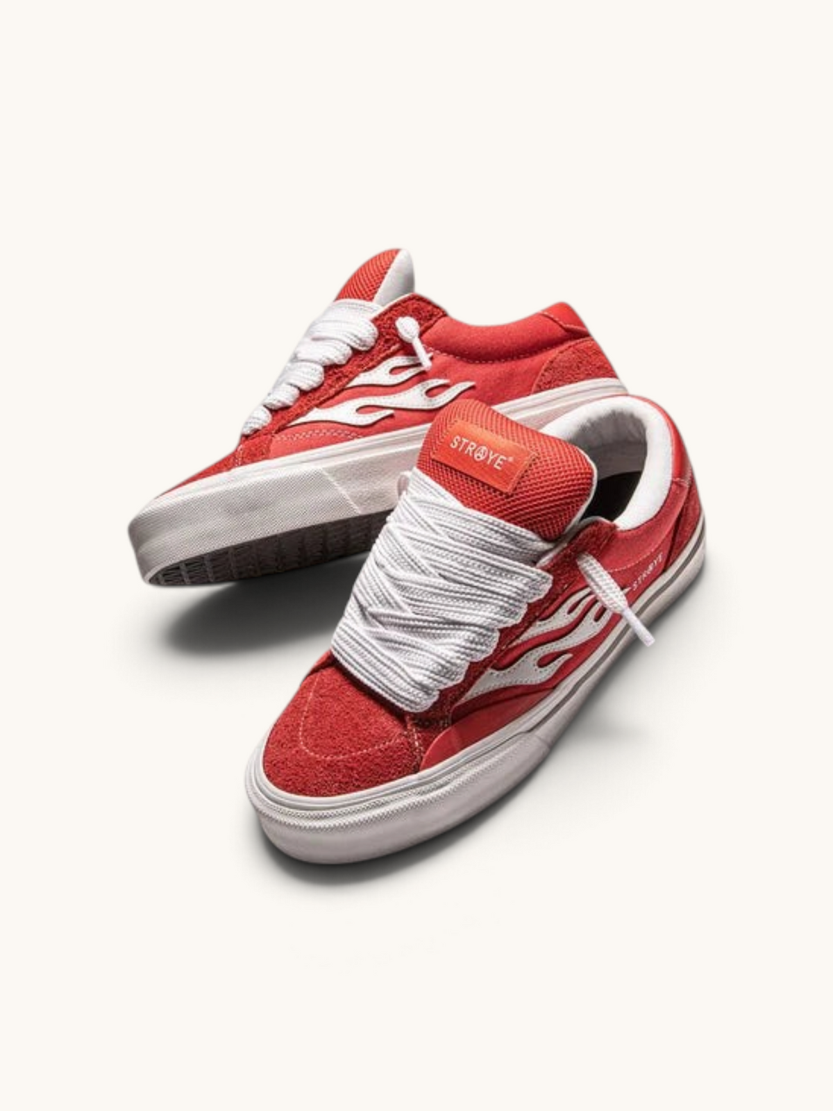 Tenis de skate FRIDAY.COM.CO Straye Dixon Logan Puff en color rojo con detalles de llamas blancas y cordones gruesos.