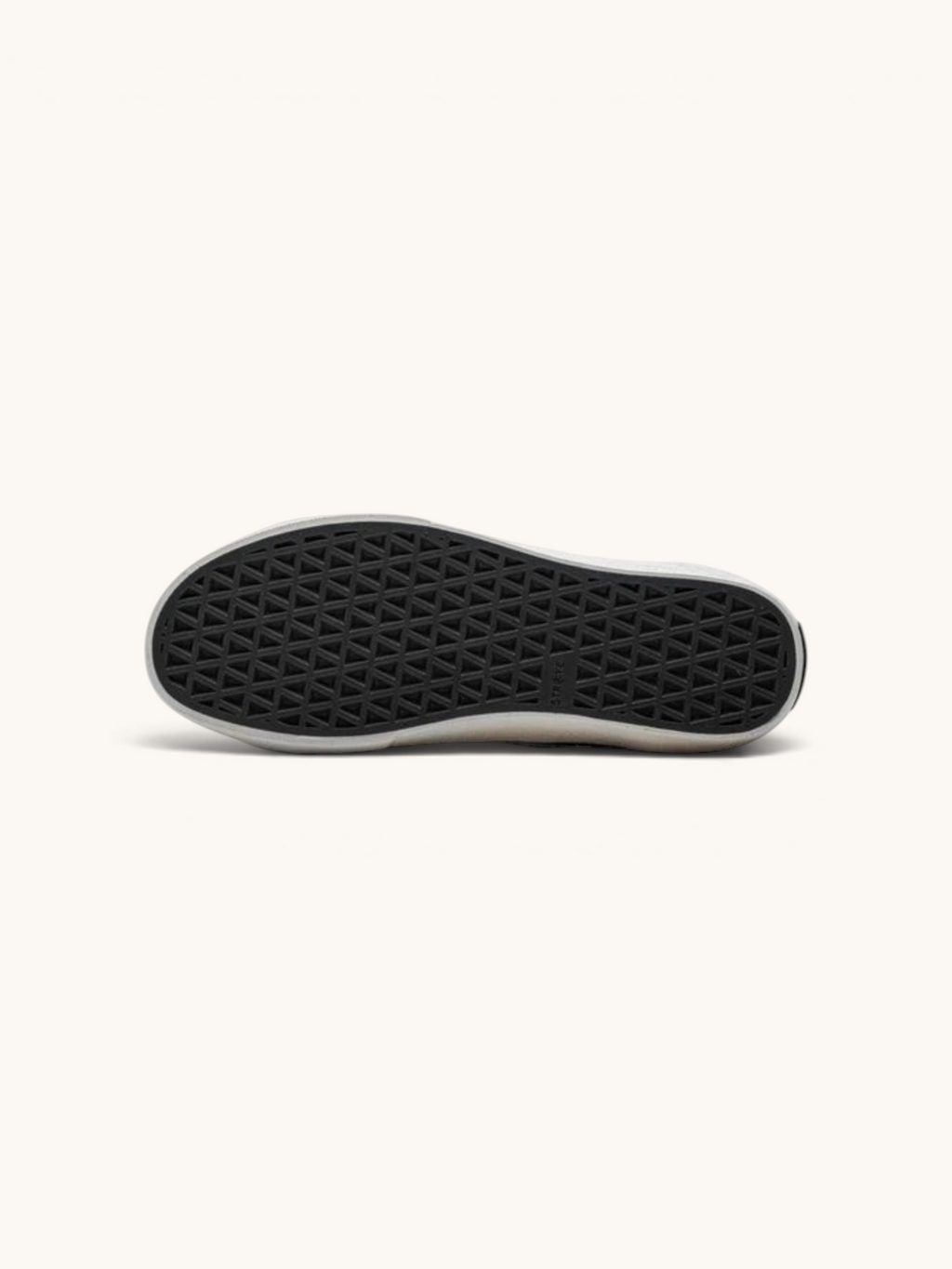 Suela de goma negra con patrón de agarre de los tenis FRIDAY.COM.CO Straye Dixon Logan Puff para skateboarding