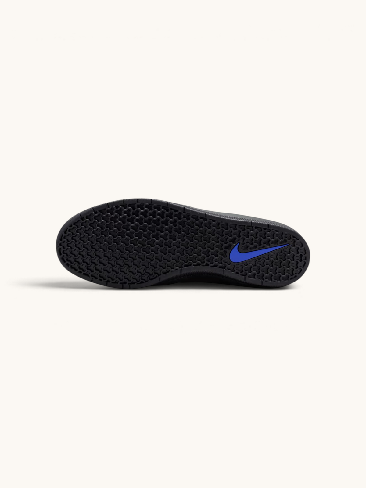 Suela de goma negra con patrón de espiga y logo azul de FRIDAY.COM.CO en zapatillas Nike SB Force 58