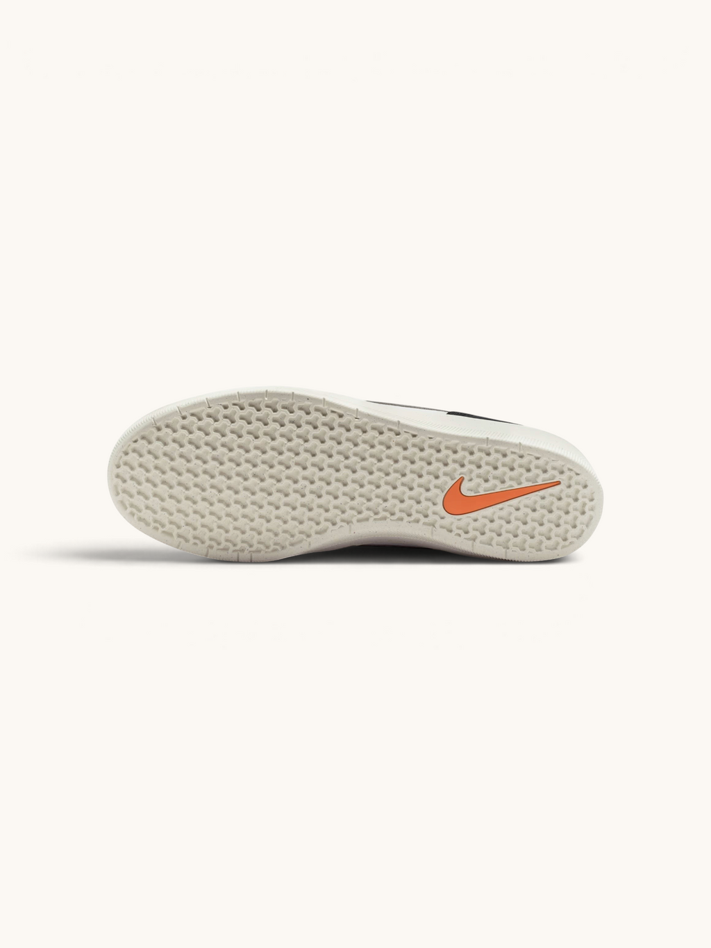 Suela de goma con patrón de espiga de las zapatillas FRIDAY.COM.CO Nike SB Force 58 en color sail con logo naranja