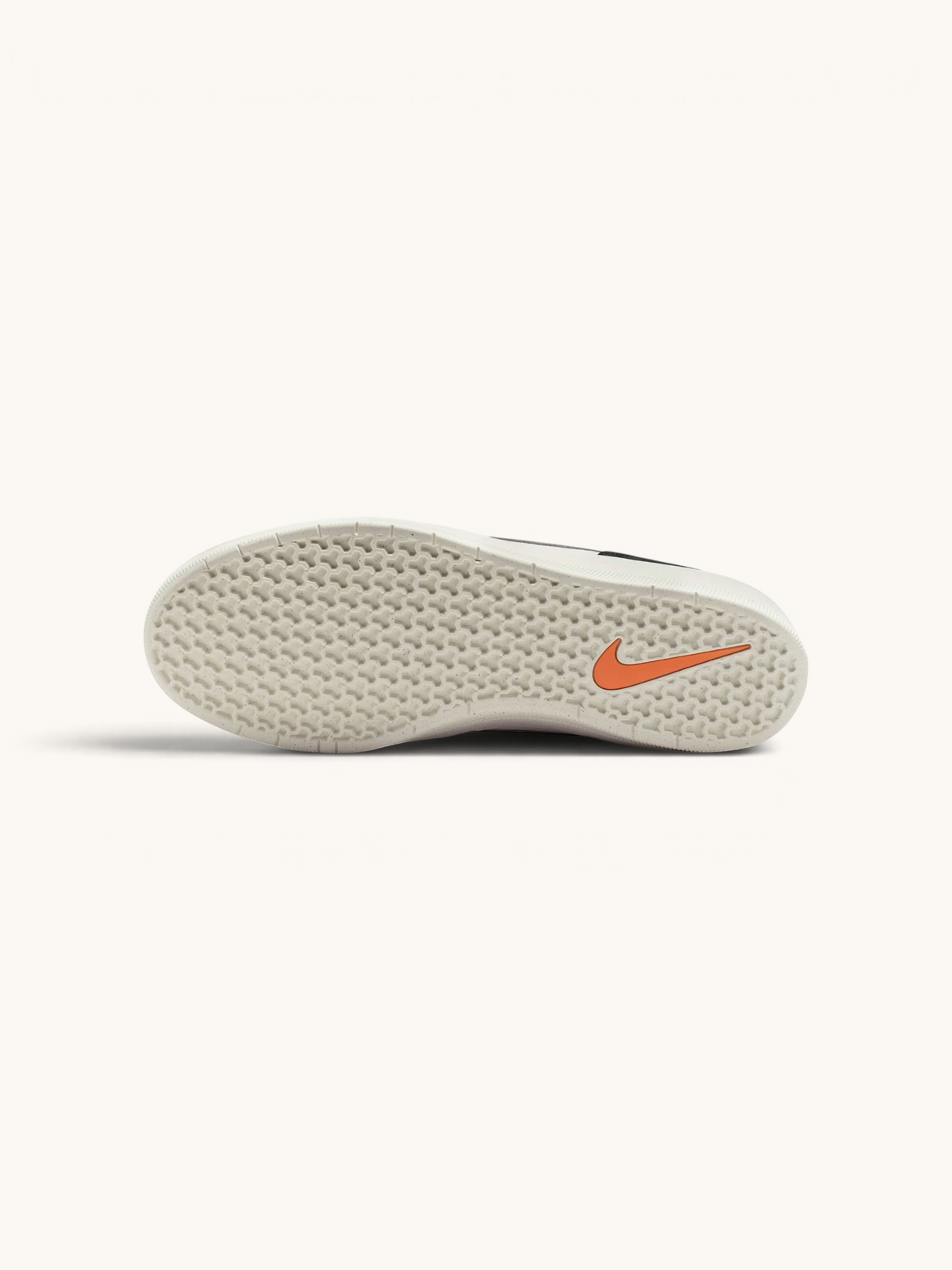 Suela de goma con patrón de espiga de las zapatillas FRIDAY.COM.CO Nike SB Force 58 en color sail con logo naranja