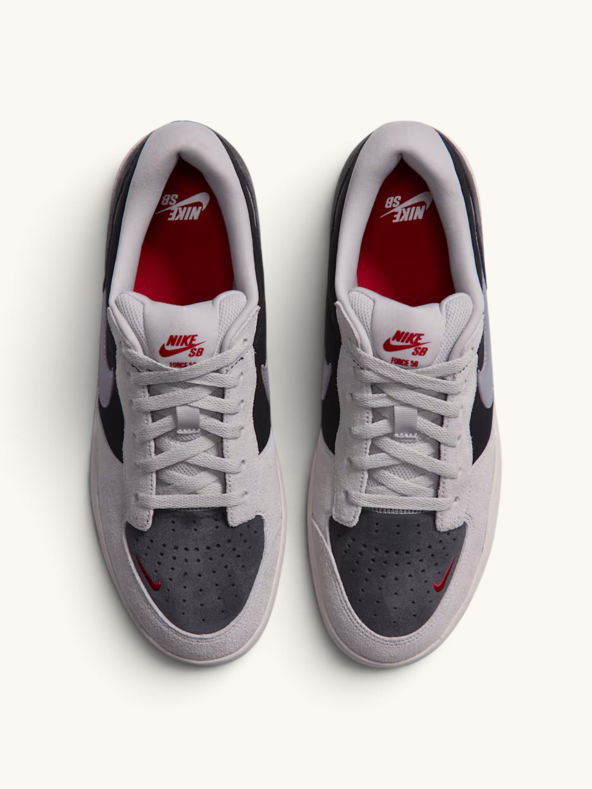 Zapatillas de skate FRIDAY.COM.CO Nike SB Force 58 en gris humo con detalles en rojo y construcción de cuero y gamuza