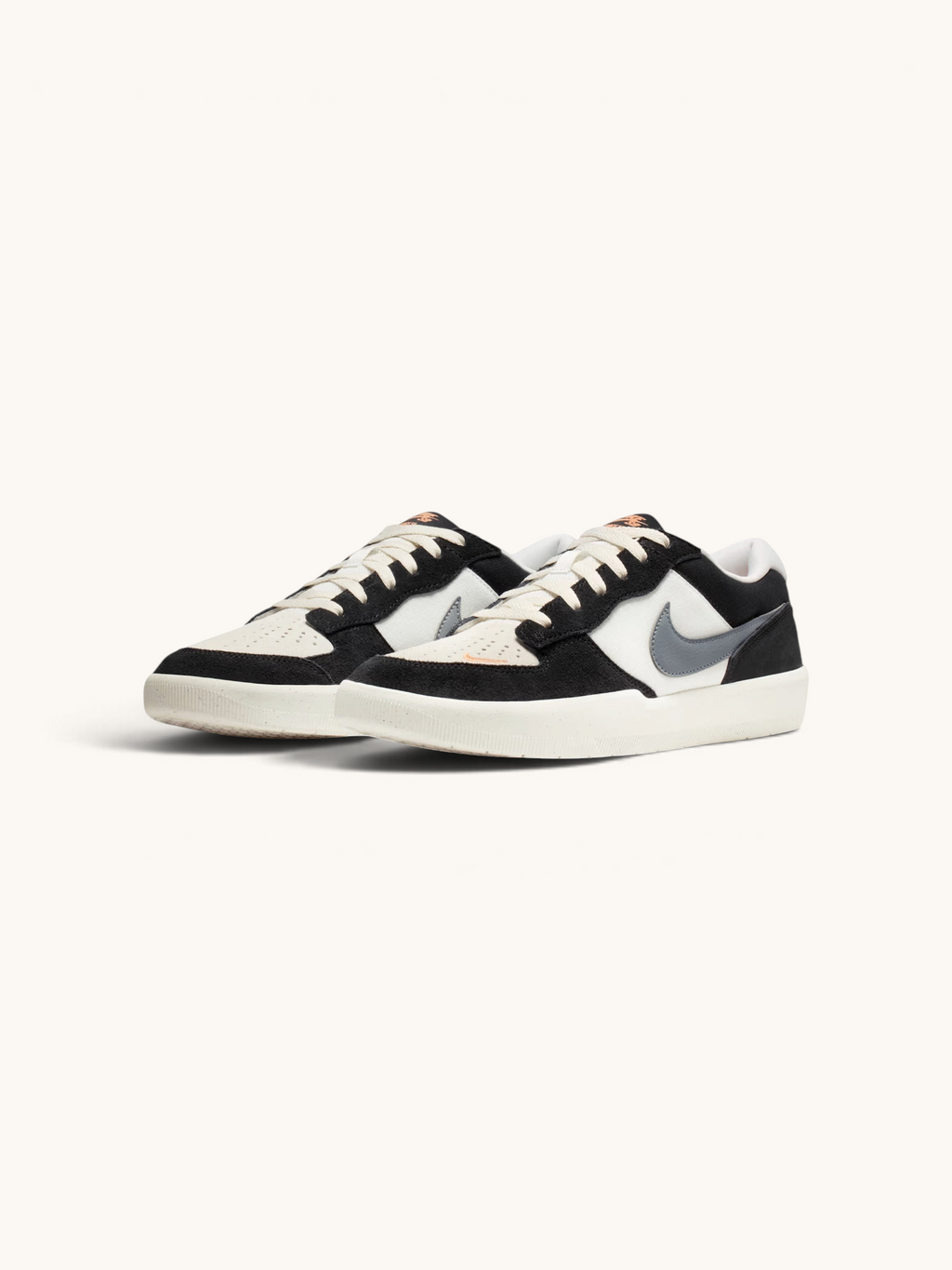 Zapatillas de skate FRIDAY.COM.CO Nike SB Force 58 en cuero y gamuza color blanco, negro y gris con suela de goma.