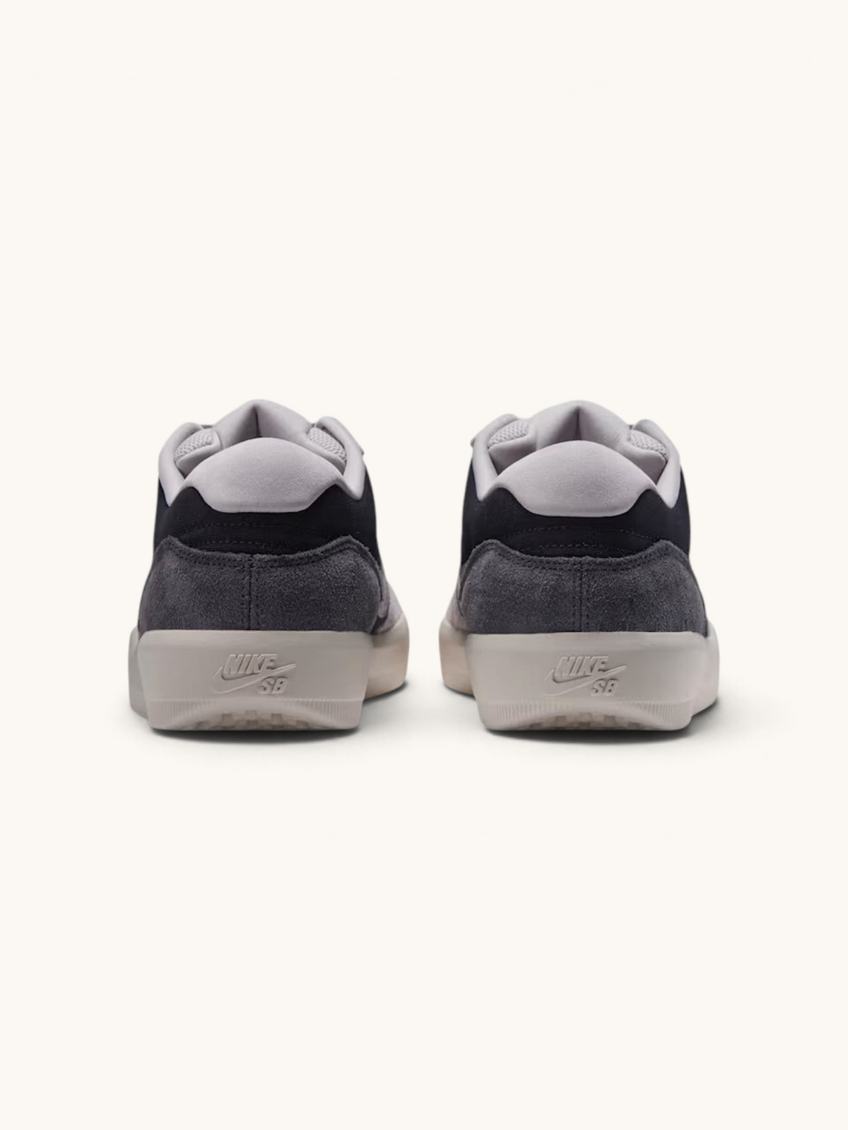 Vista trasera de las zapatillas de skate FRIDAY.COM.CO Nike SB Force 58 en color gris humo con detalles en gamuza.