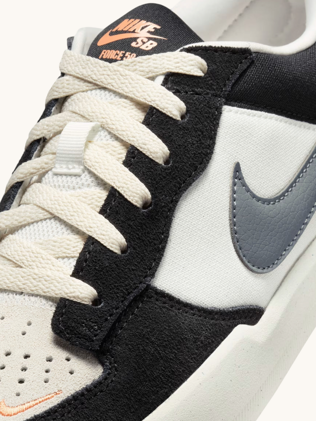 Detalle de zapatillas de skate FRIDAY.COM.CO Nike SB Force 58 en tonos sail, gris y negro con textura de gamuza