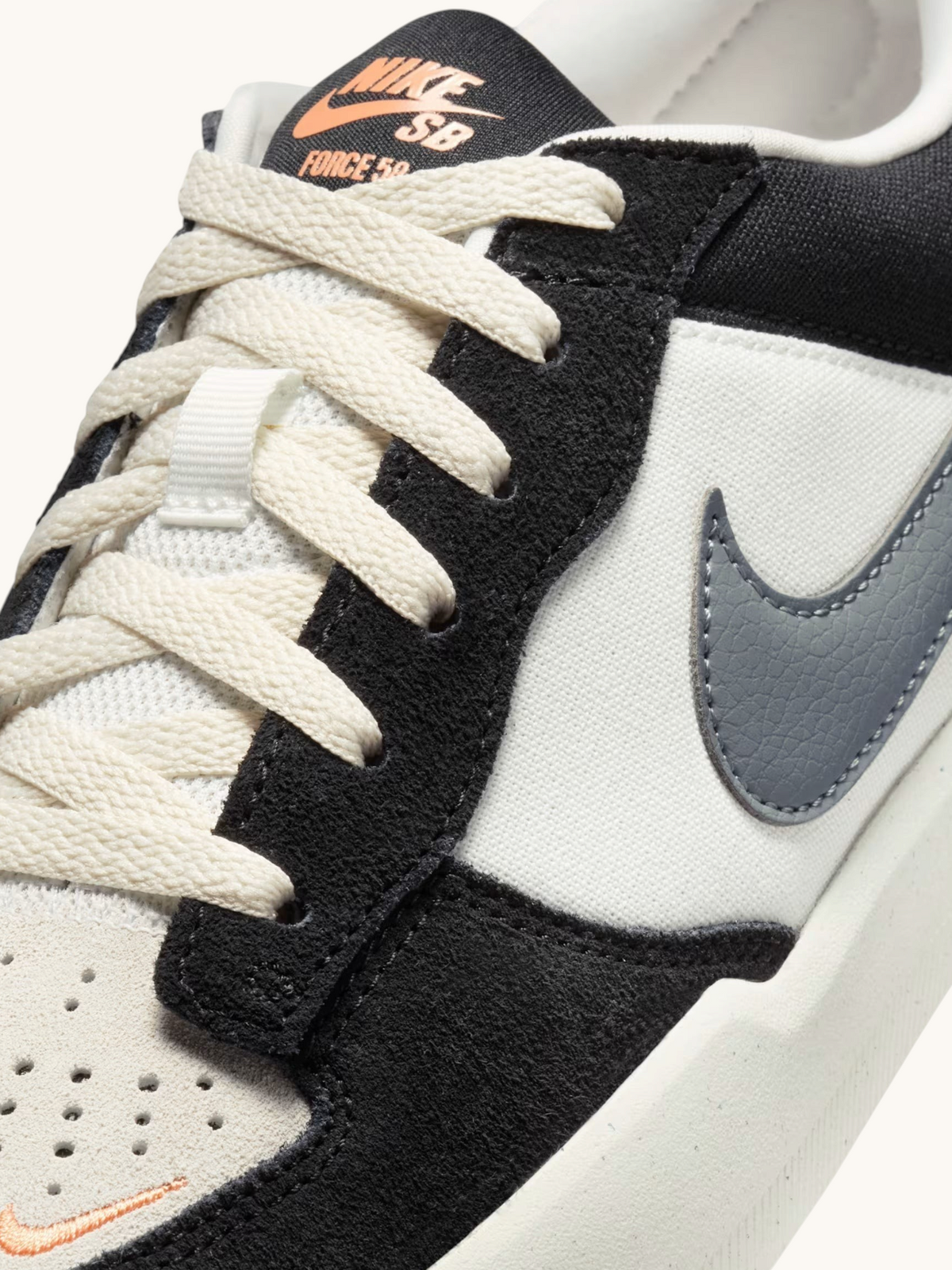 Detalle de zapatillas de skate FRIDAY.COM.CO Nike SB Force 58 en tonos sail, gris y negro con textura de gamuza