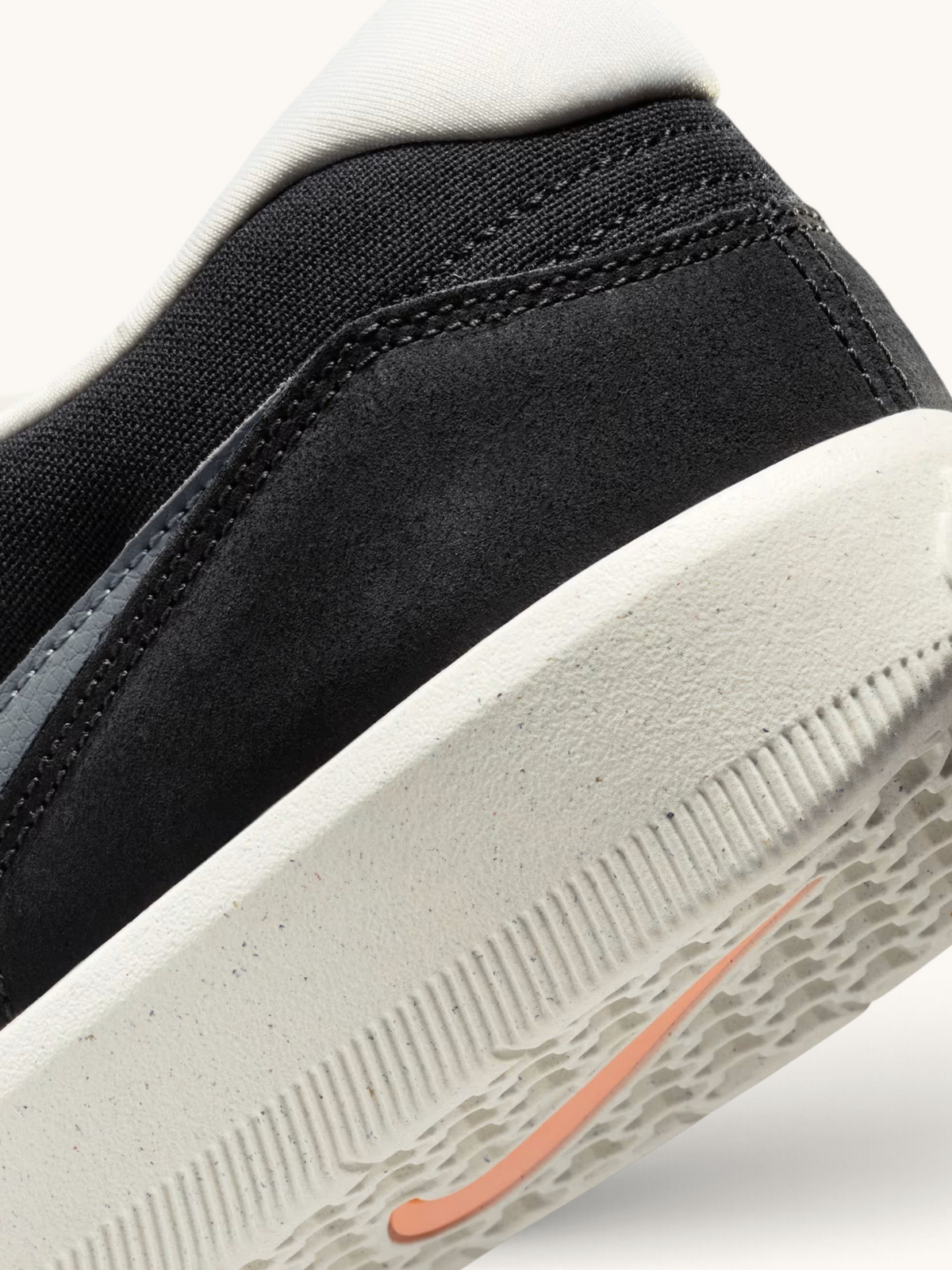 Detalle del talón de las zapatillas Nike SB Force 58 de FRIDAY.COM.CO en gamuza negra con suela de goma texturizada.