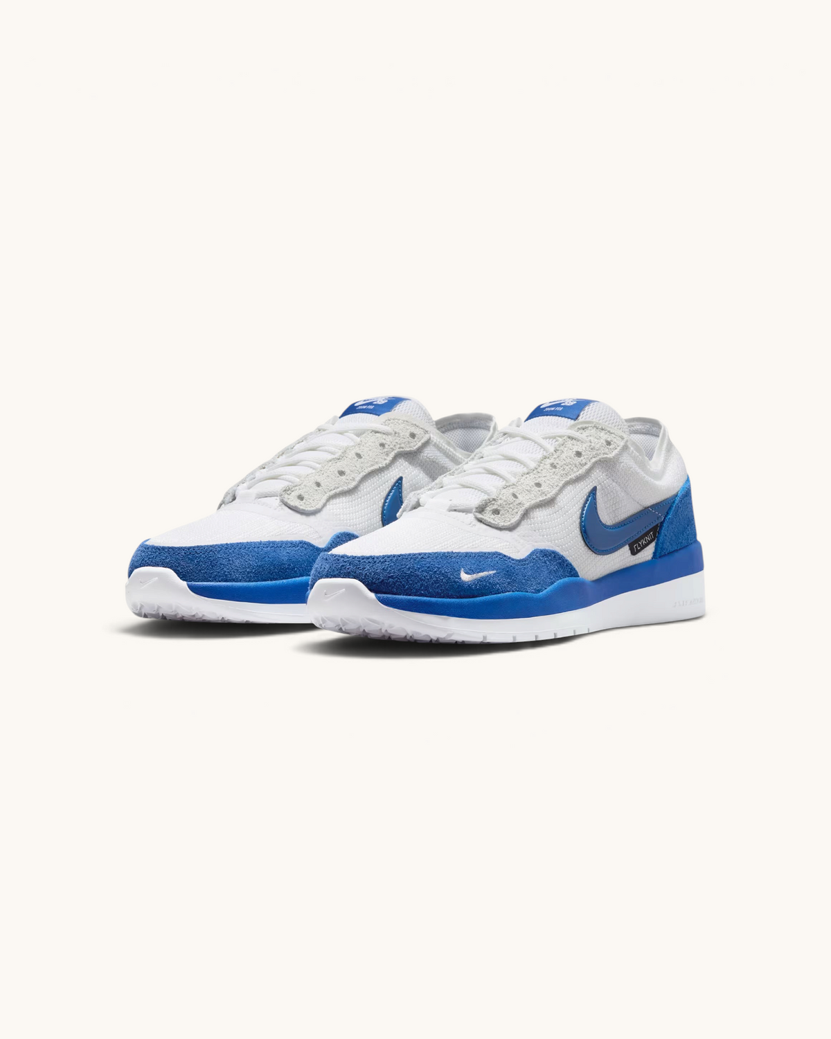 Tenis Nike SB PS8 de FRIDAY.COM.CO en blanco y azul con tecnología Flyknit, cuero y suela de goma flexible.