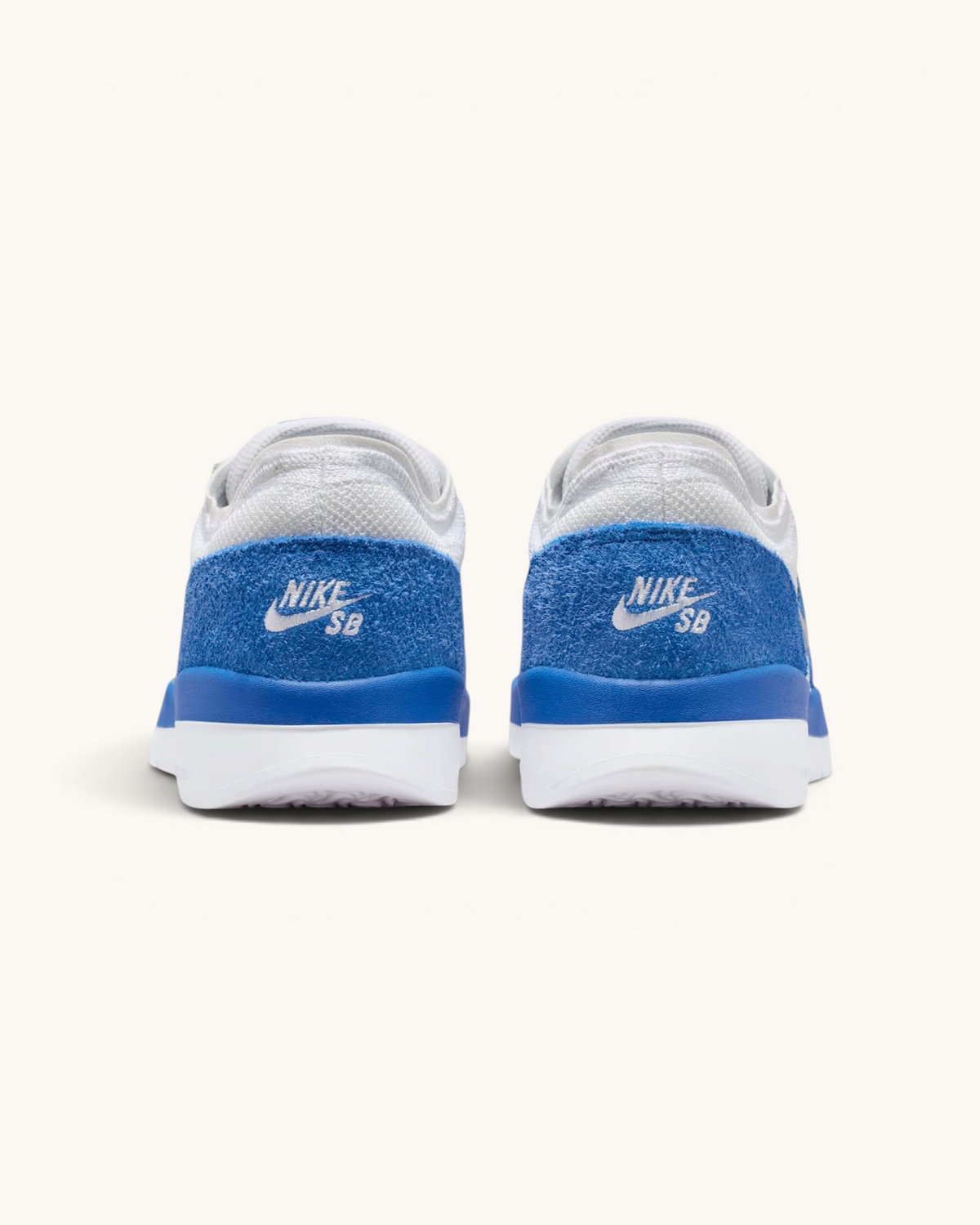 Vista trasera de los tenis Nike SB PS8 de FRIDAY.COM.CO en color blanco y azul con detalles de cuero y Flyknit