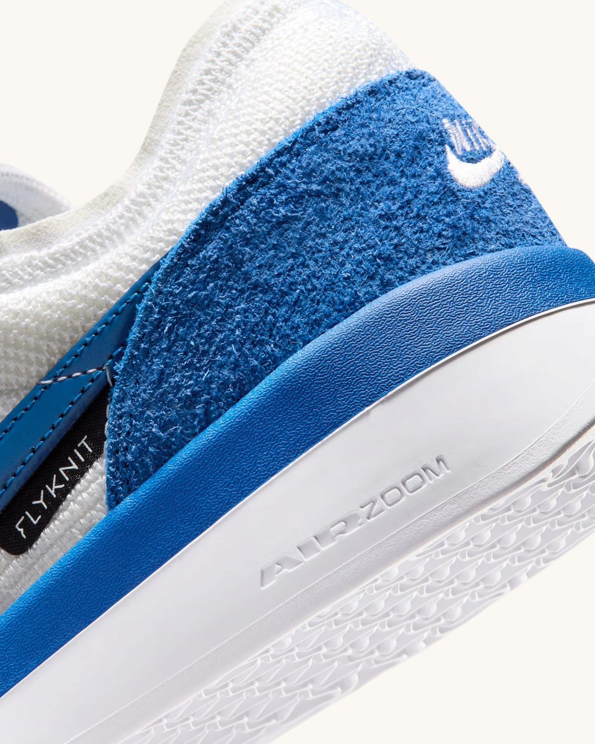 Detalle del talón de las zapatillas FRIDAY.COM.CO Nike SB PS8 en tejido Flyknit blanco y ante azul con suela Air Zoom