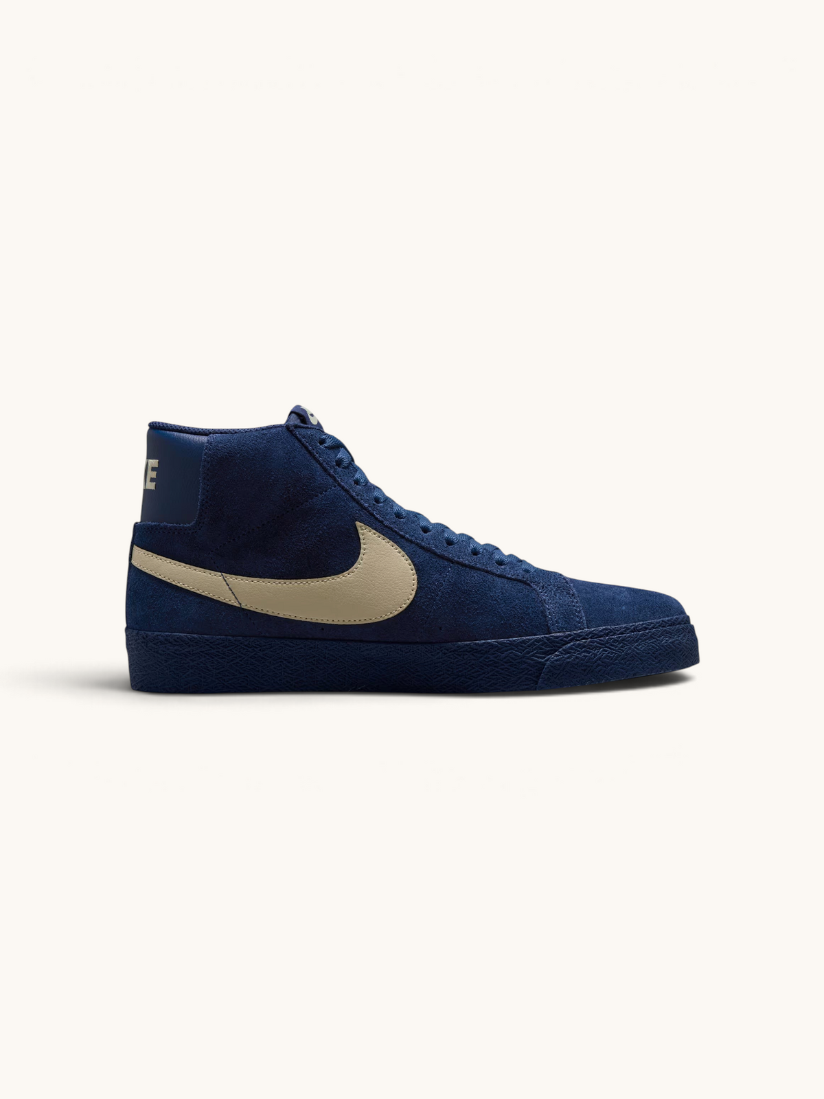Zapatillas FRIDAY.COM.CO Nike SB Zoom Blazer Mid en ante azul marino con Swoosh lateral en tono arena