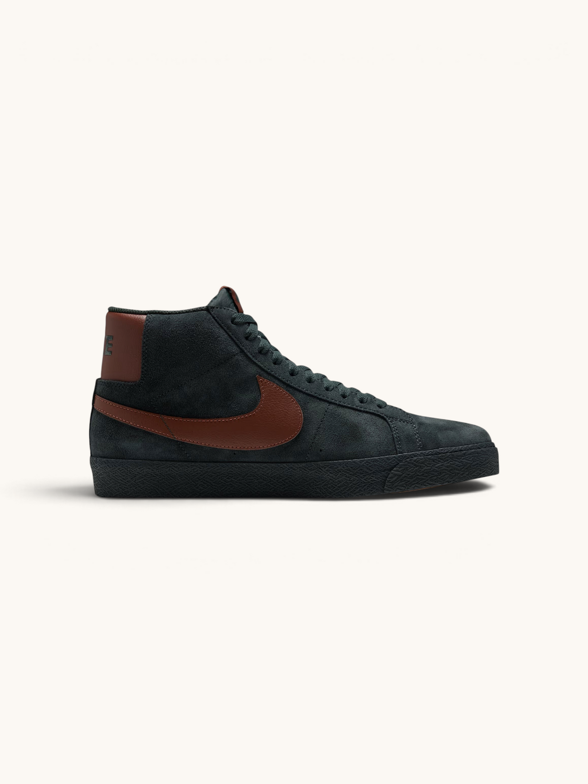 Zapatillas FRIDAY.COM.CO Nike SB Zoom Blazer Mid en ante negro con detalles en cuero marrón y suela vulcanizada