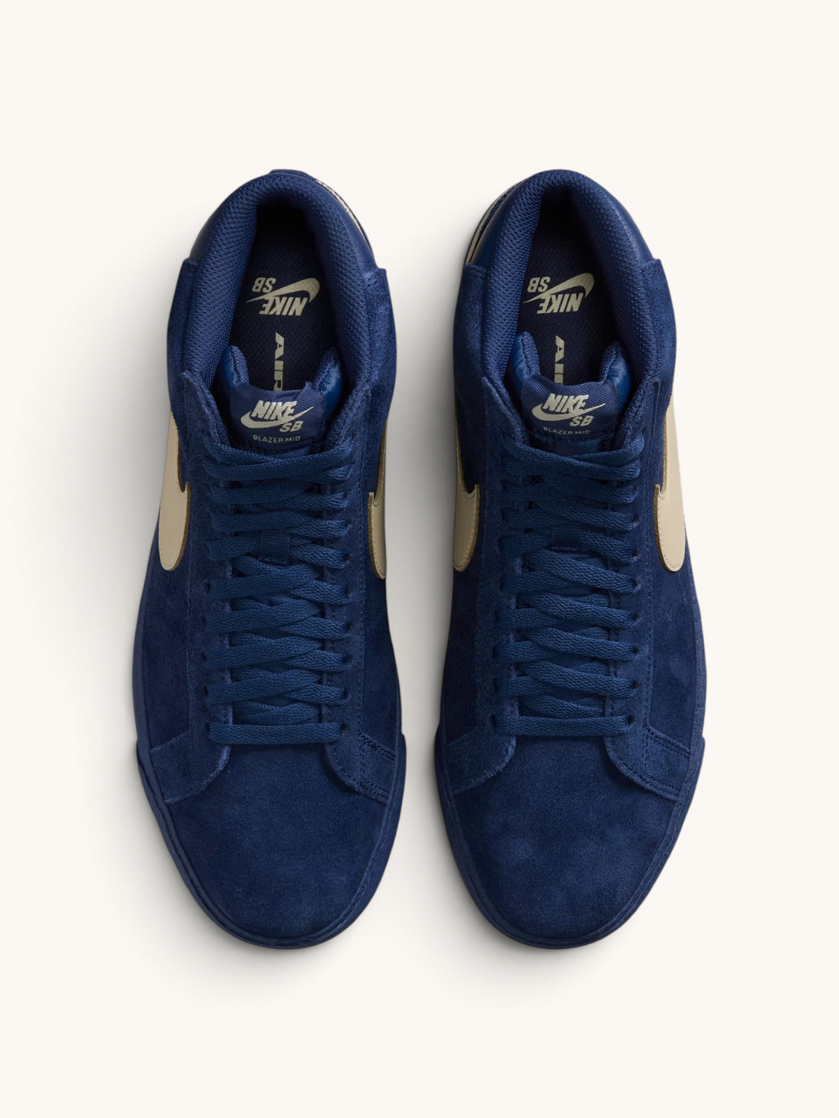 Zapatillas FRIDAY.COM.CO Nike SB Zoom Blazer Mid en ante azul marino con Swoosh lateral en tono crema, vista cenital.