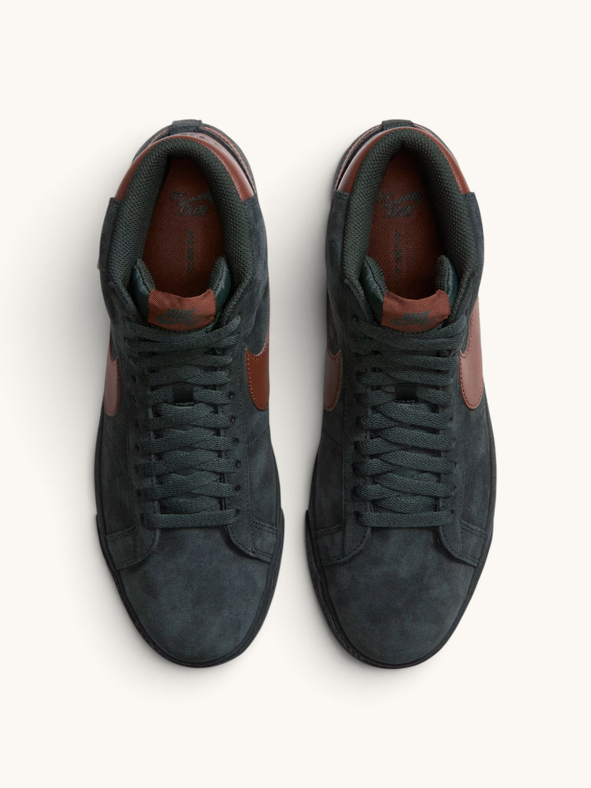 Zapatillas FRIDAY.COM.CO Nike SB Zoom Blazer Mid en ante negro con detalles en marrón oscuro, vista superior.