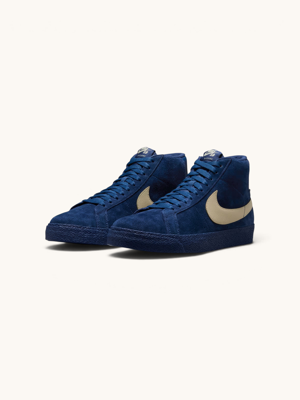 Zapatillas FRIDAY.COM.CO Nike SB Zoom Blazer Mid en ante azul marino con Swoosh lateral en tono arena