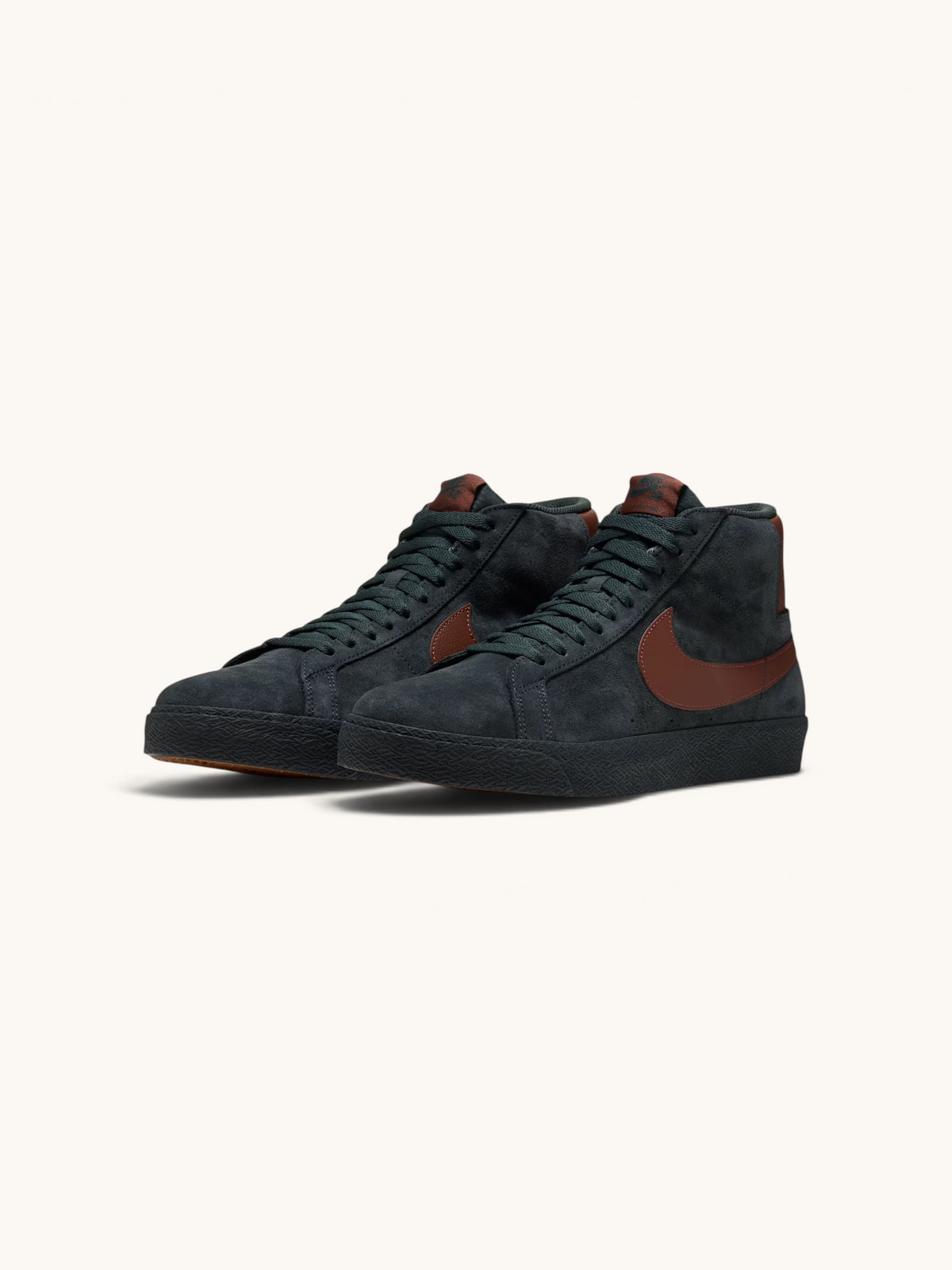 Zapatillas FRIDAY.COM.CO Nike SB Zoom Blazer Mid en ante negro con detalles en marrón oscuro y suela vulcanizada