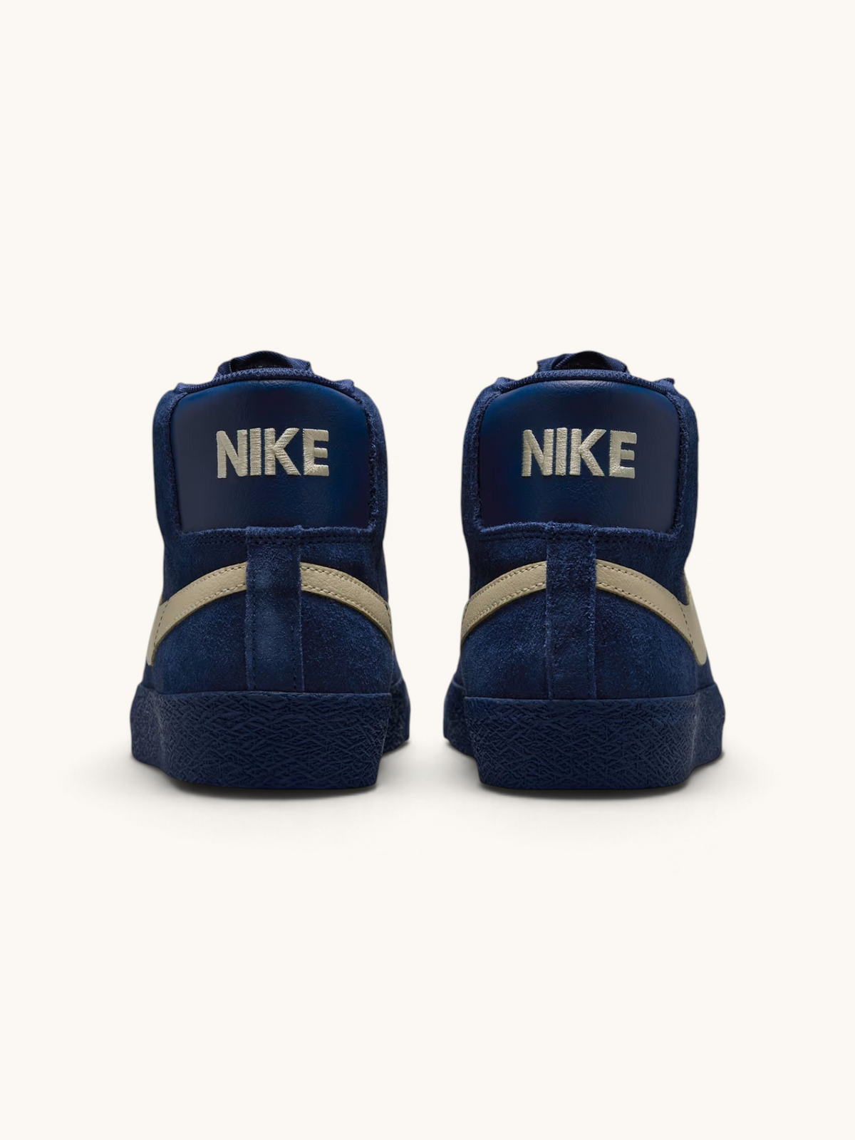 Vista trasera de las zapatillas FRIDAY.COM.CO Nike SB Zoom Blazer Mid en ante azul con detalles en tono arena