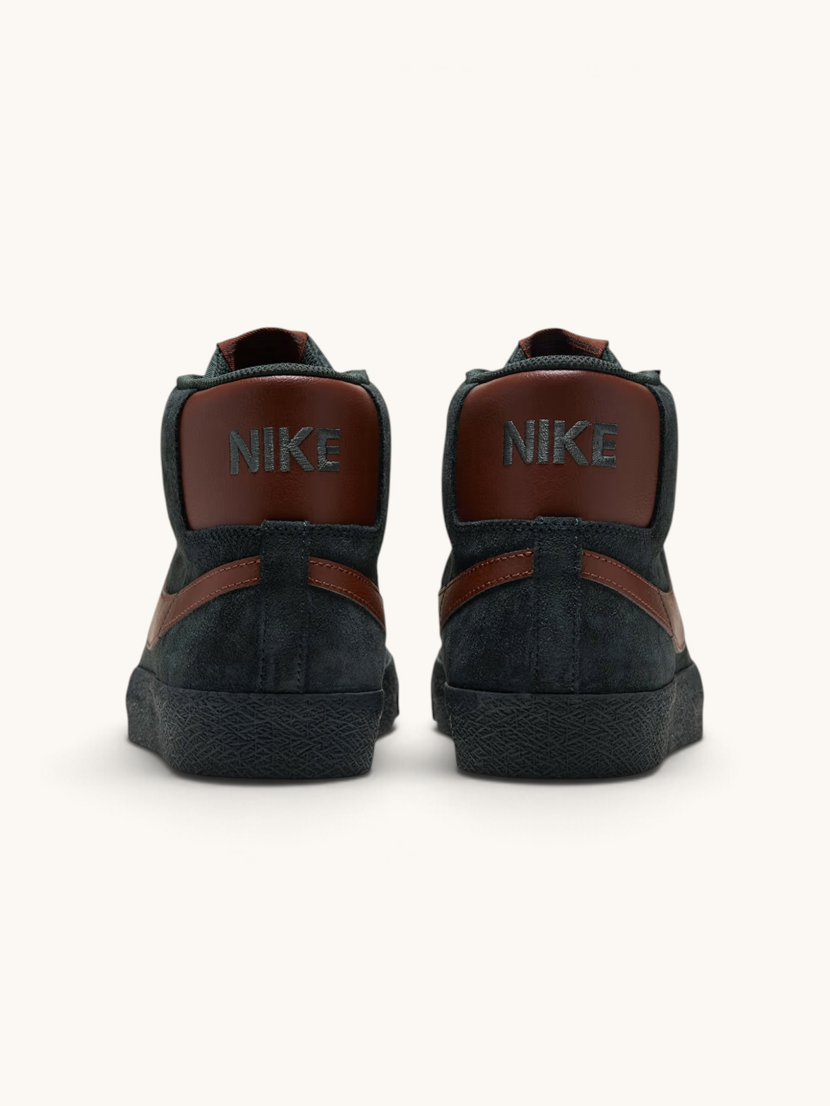 Vista trasera de las zapatillas FRIDAY.COM.CO Nike SB Zoom Blazer Mid en ante negro con detalles en cuero marrón