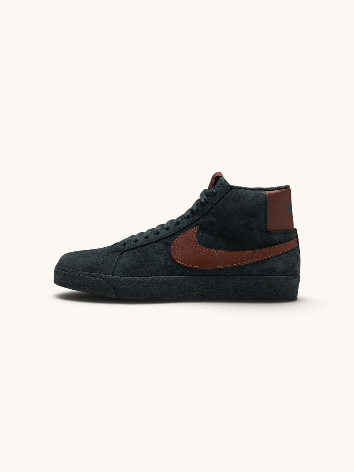 Zapatillas FRIDAY.COM.CO Nike SB Zoom Blazer Mid en ante negro con detalles en marrón oscuro y suela vulcanizada