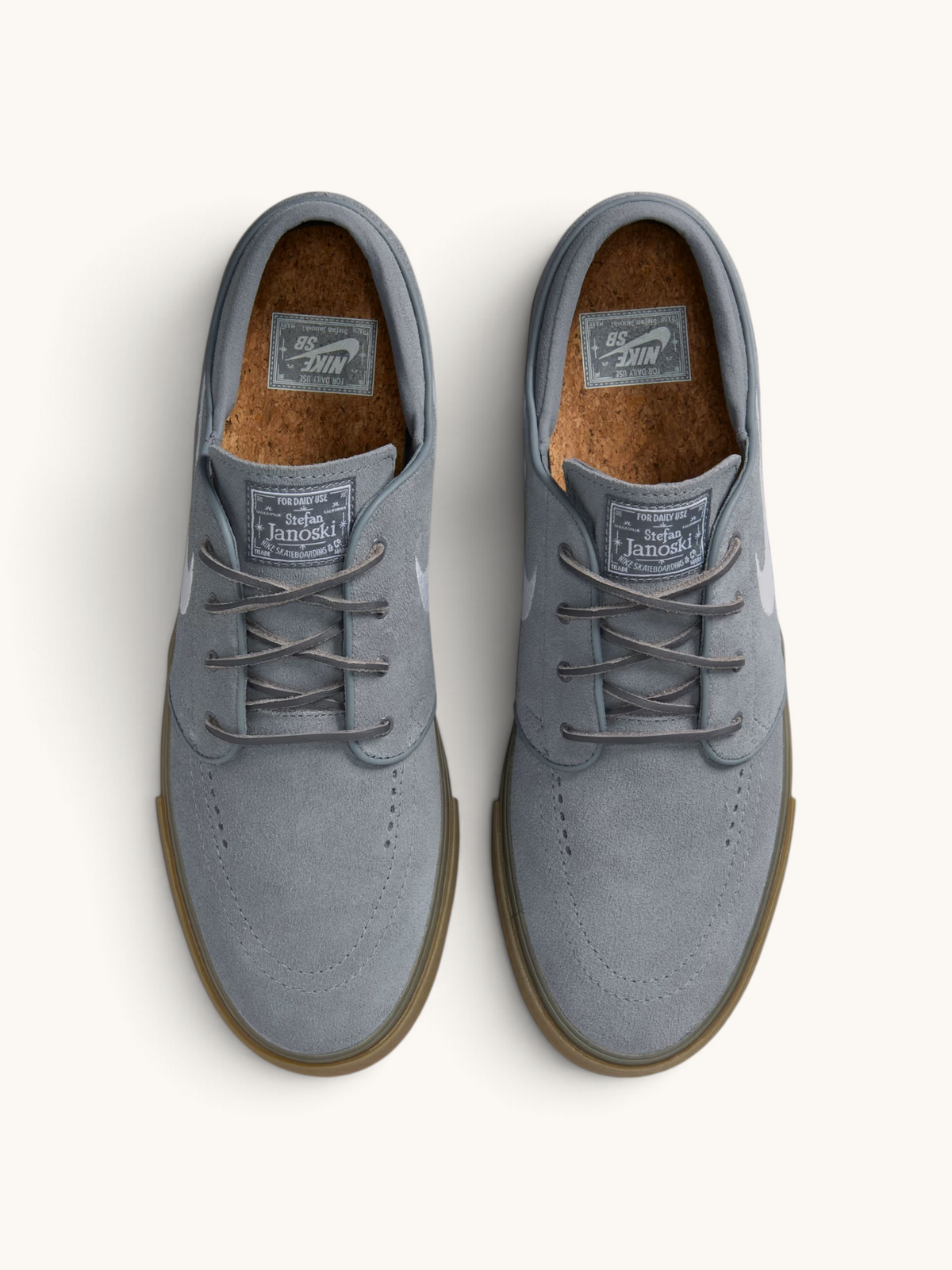 Tenis de skate FRIDAY.COM.CO Nike SB Zoom Janoski OG+ en gamuza gris con suela vulcanizada y vista superior