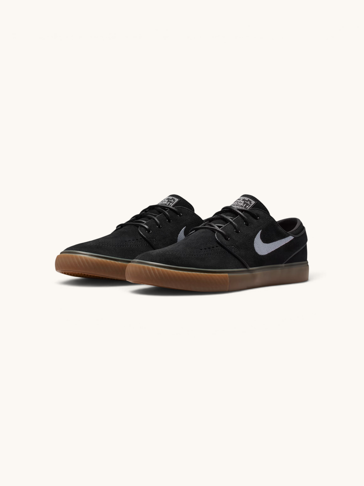 Tenis Nike SB Zoom Janoski OG+ de FRIDAY.COM.CO en gamuza negra con suela de goma vulcanizada y Swoosh lateral