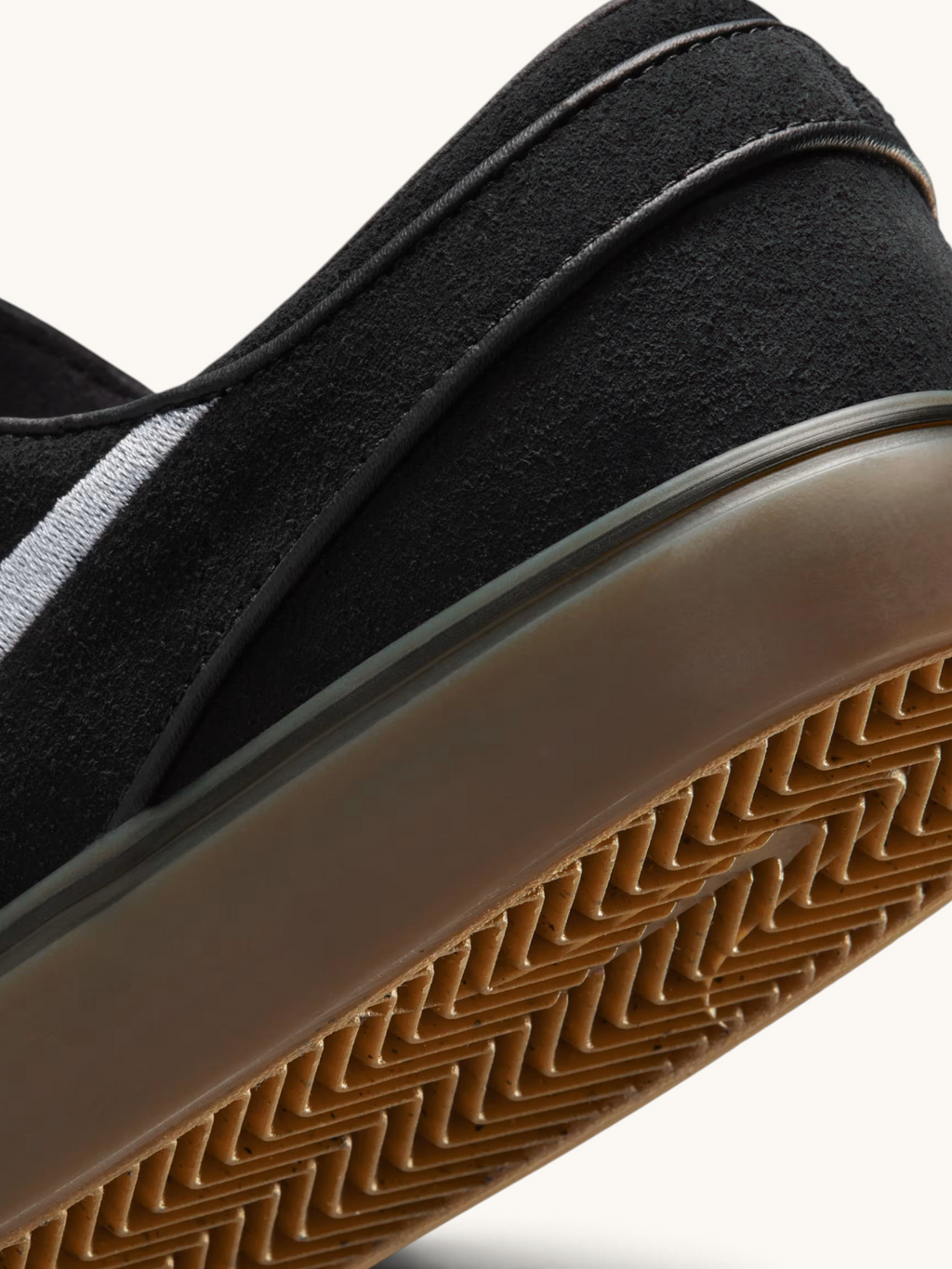 Detalle de suela vulcanizada color goma y gamuza negra de tenis Nike SB Zoom Janoski OG+ en FRIDAY.COM.CO