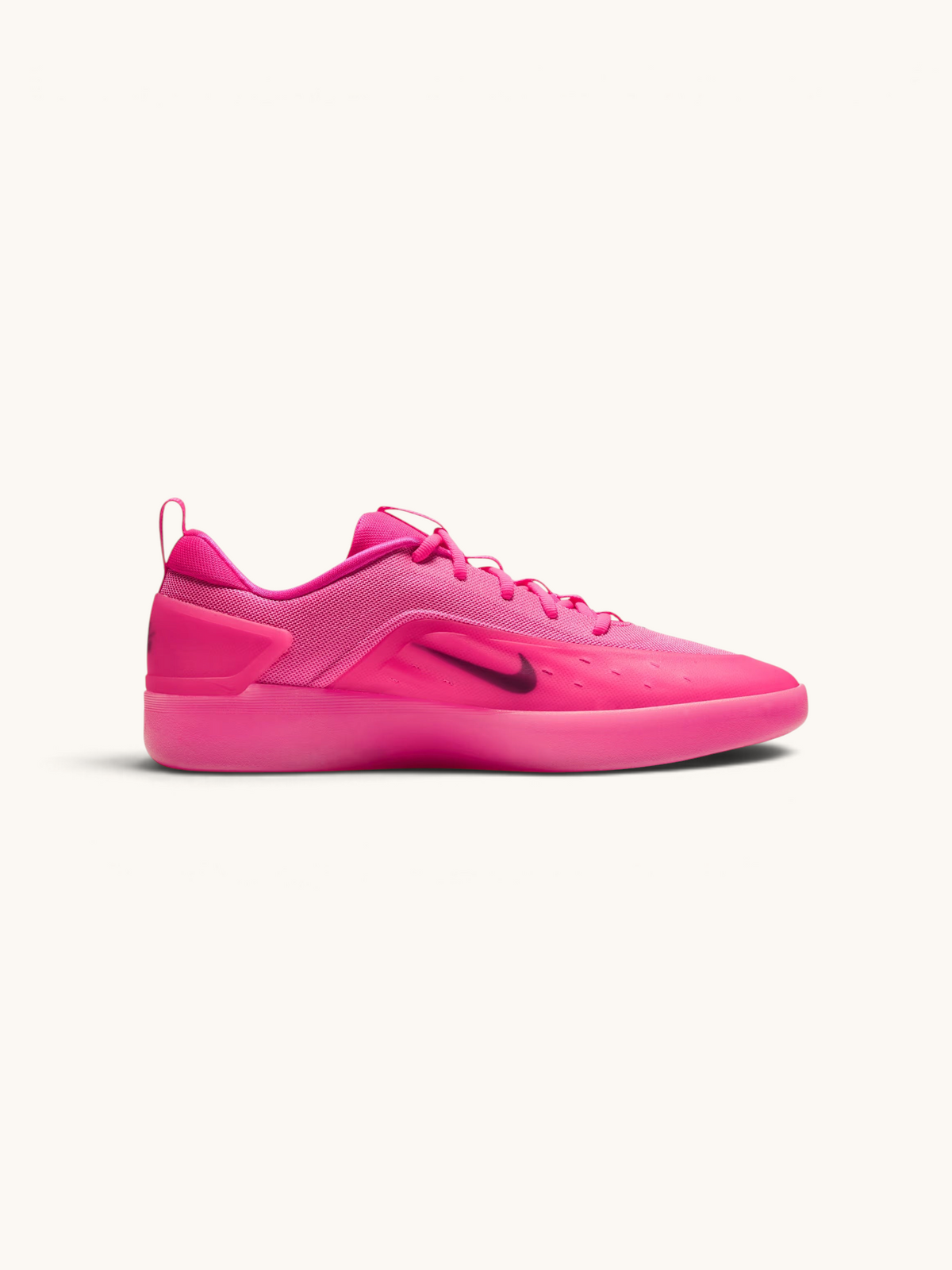 Tenis de skate Nike SB Zoom Nyjah 4 en color rosa vibrante con diseño técnico de FRIDAY.COM.CO