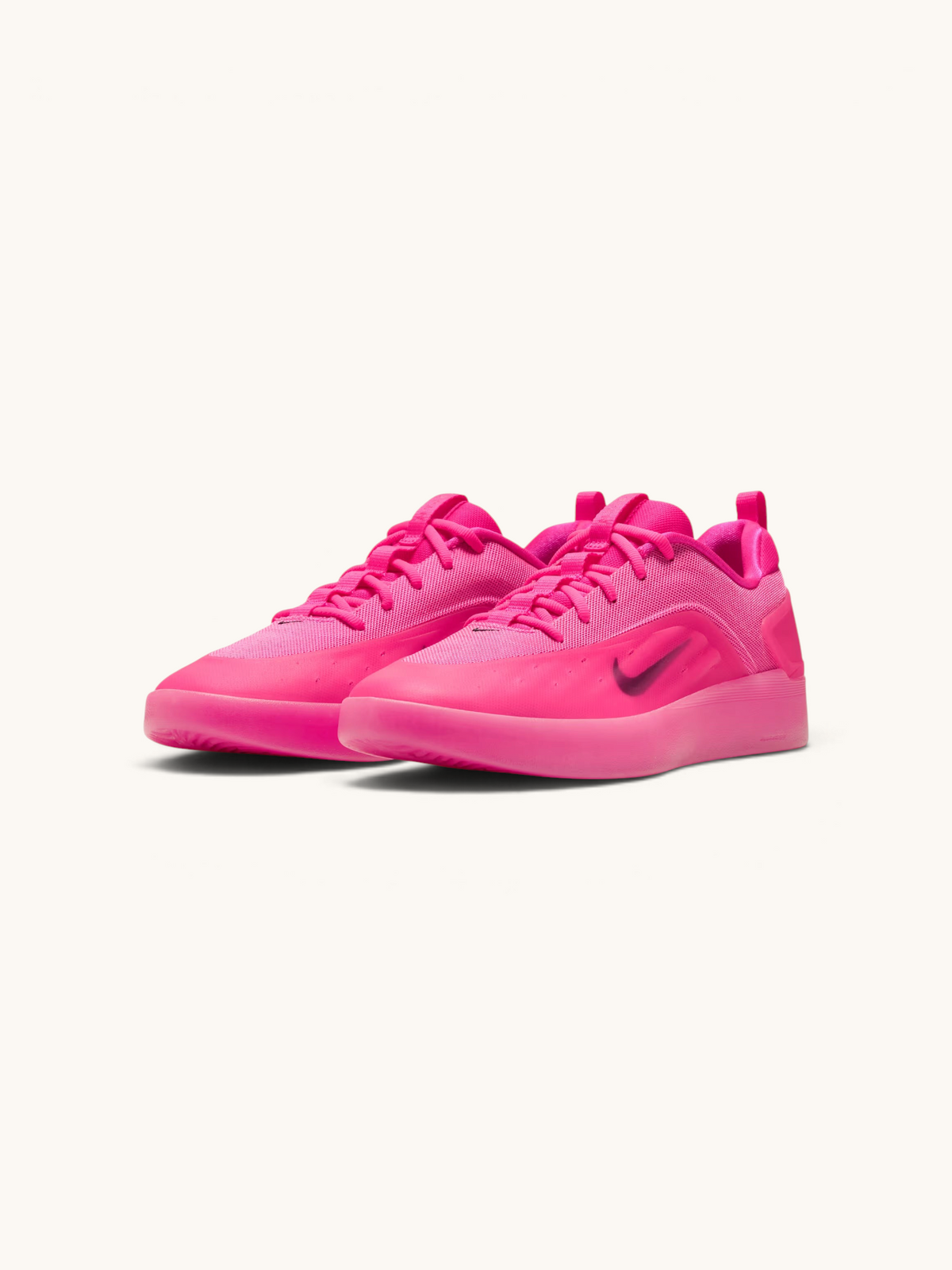 Tenis de skate FRIDAY.COM.CO Nike SB Zoom Nyjah 4 en color rosa vibrante con diseño técnico y suela de agarre