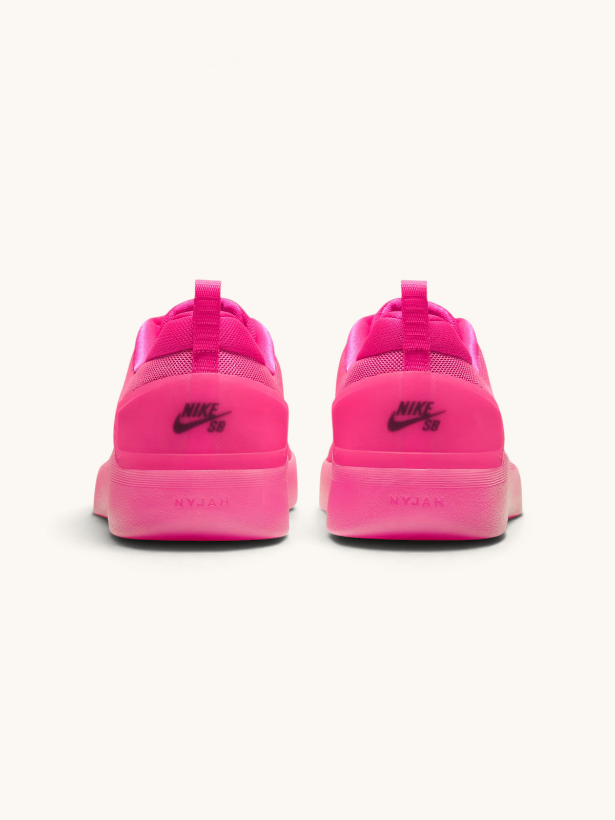 Vista trasera de los tenis de skate FRIDAY.COM.CO Nike SB Zoom Nyjah 4 en color rosa vibrante con logo negro