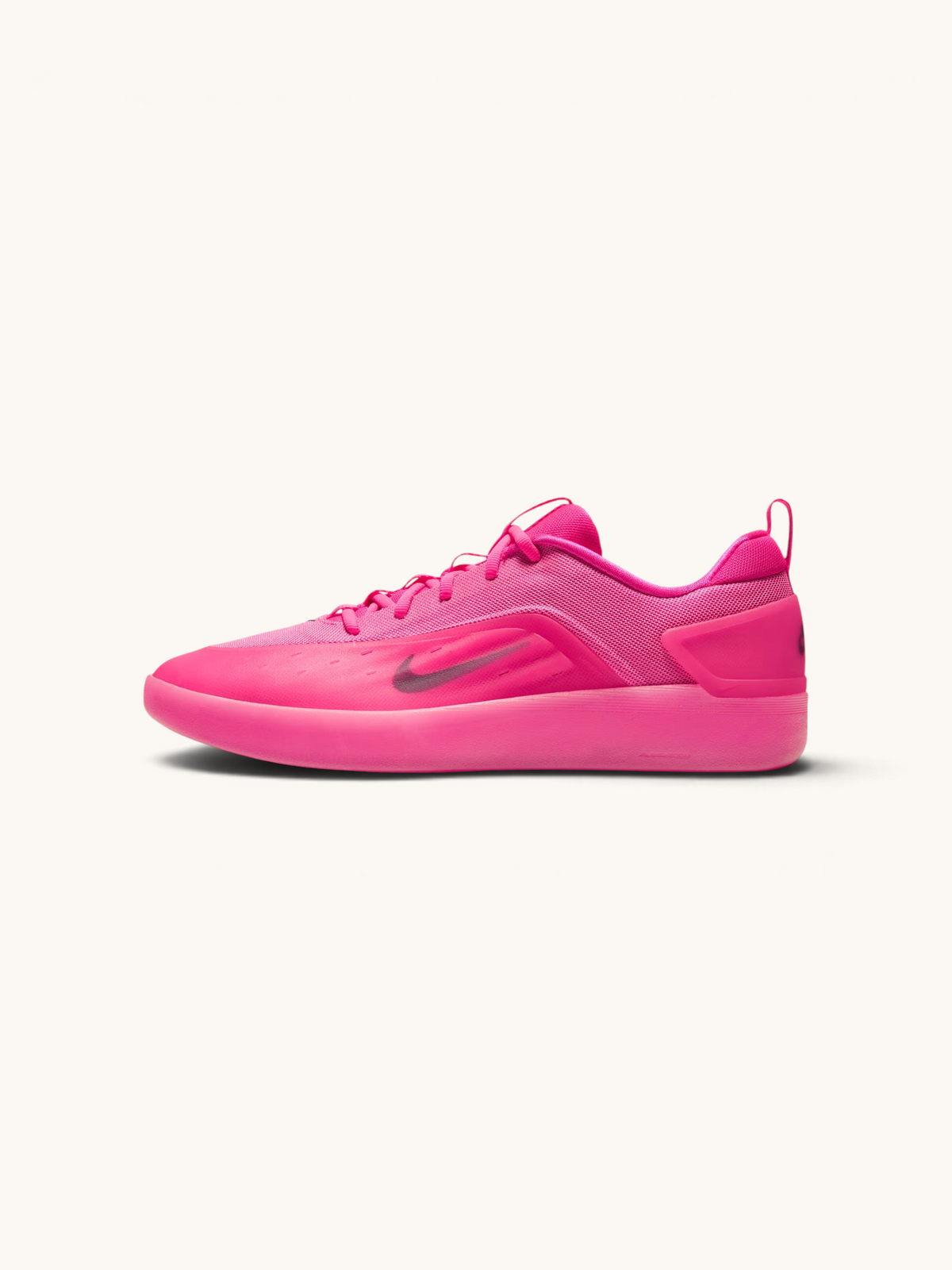 Tenis de skate FRIDAY.COM.CO Nike SB Zoom Nyjah 4 en color rosa vibrante con diseño técnico y suela de agarre