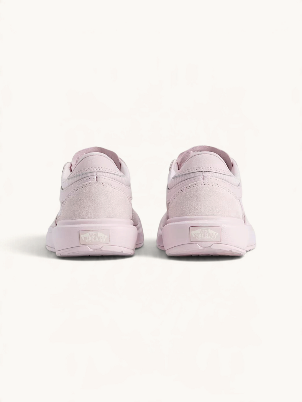 Vista trasera de tenis Vans MTE Ultrarange 2.0 SE en color rosa pálido, disponibles en FRIDAY.COM.CO