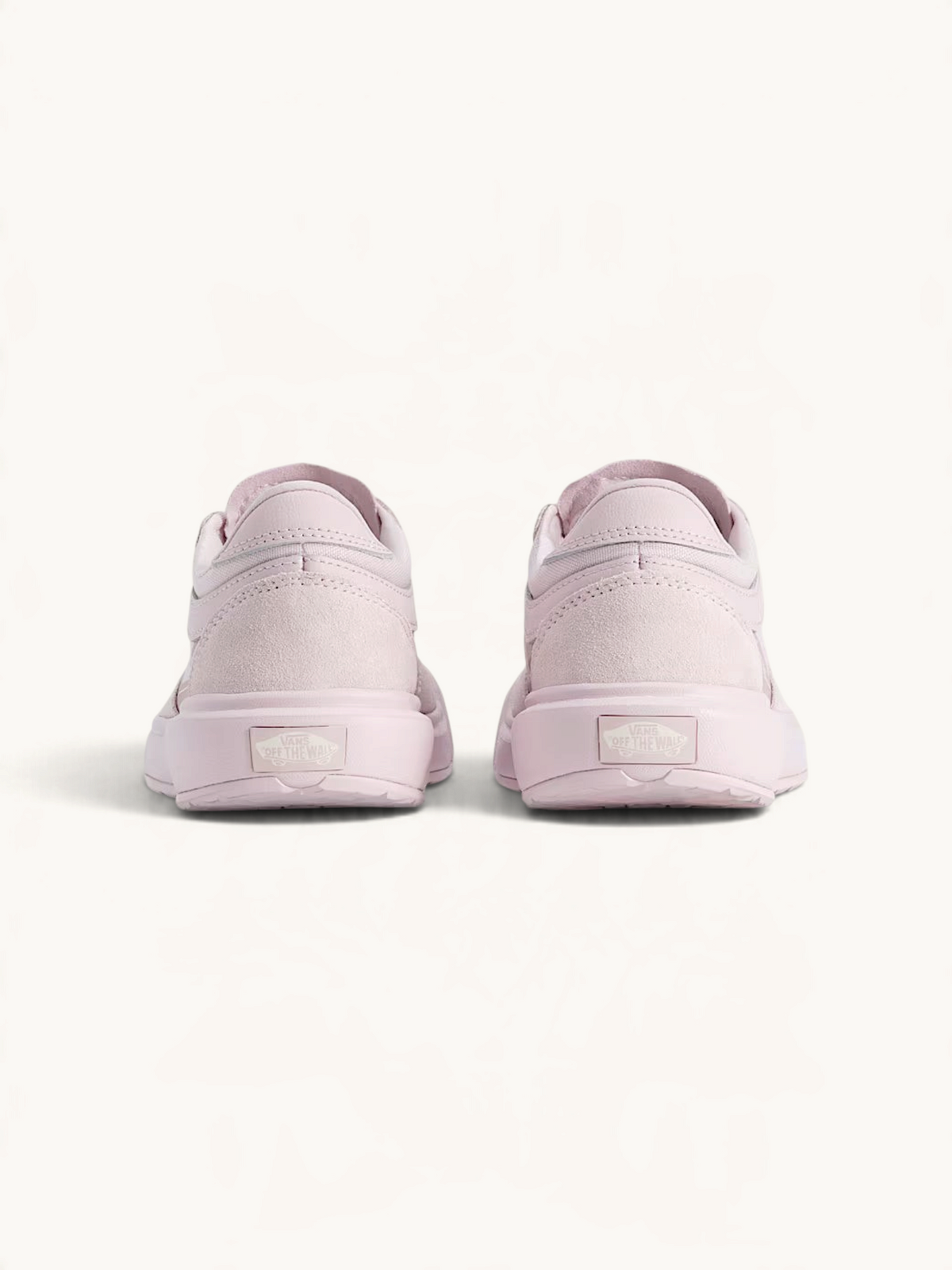 Vista trasera de tenis Vans MTE Ultrarange 2.0 SE en color rosa pálido, disponibles en FRIDAY.COM.CO