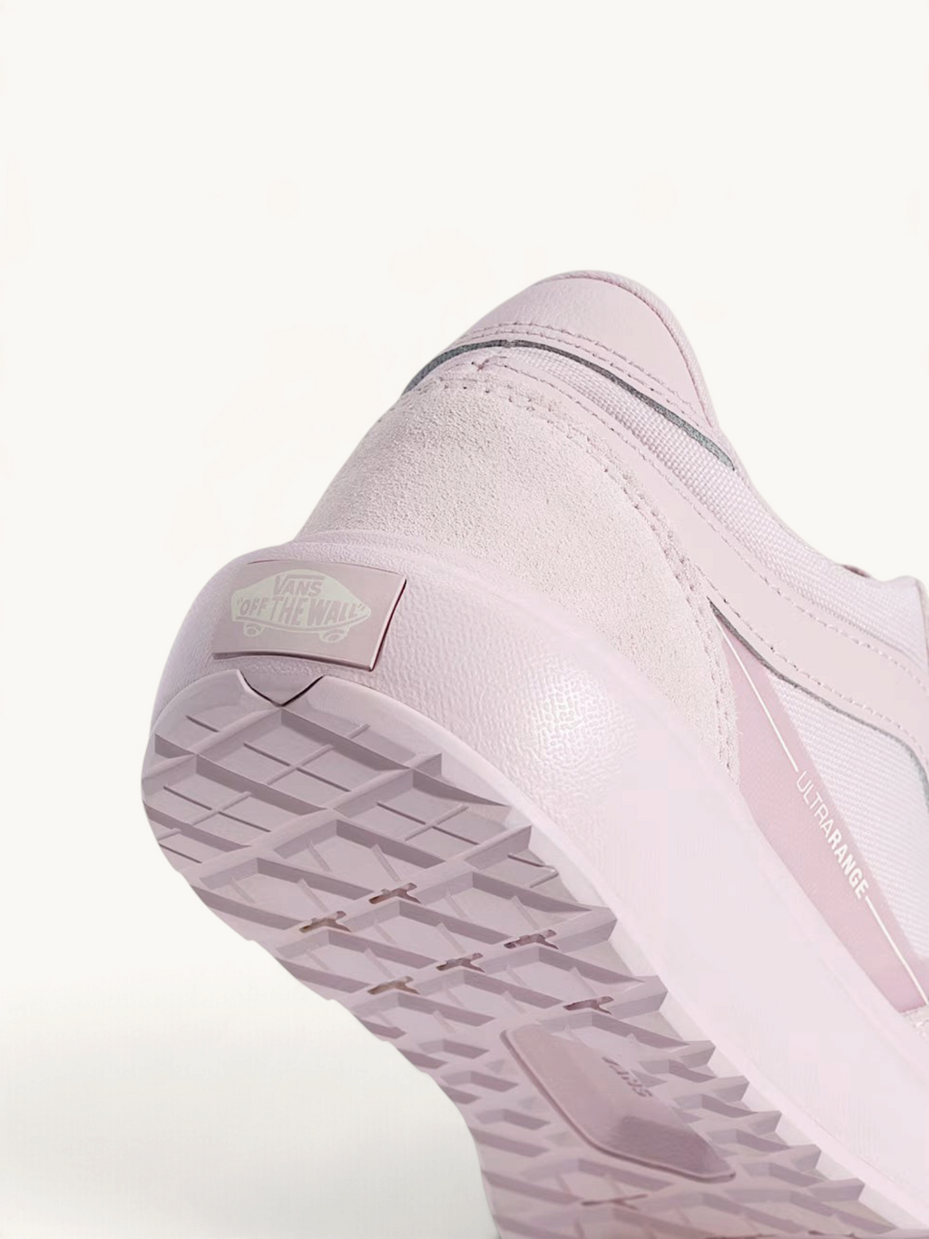 Detalle del talón y suela de tenis FRIDAY.COM.CO Vans UltraRange 2.0 en color rosa pálido con textura de gamuza