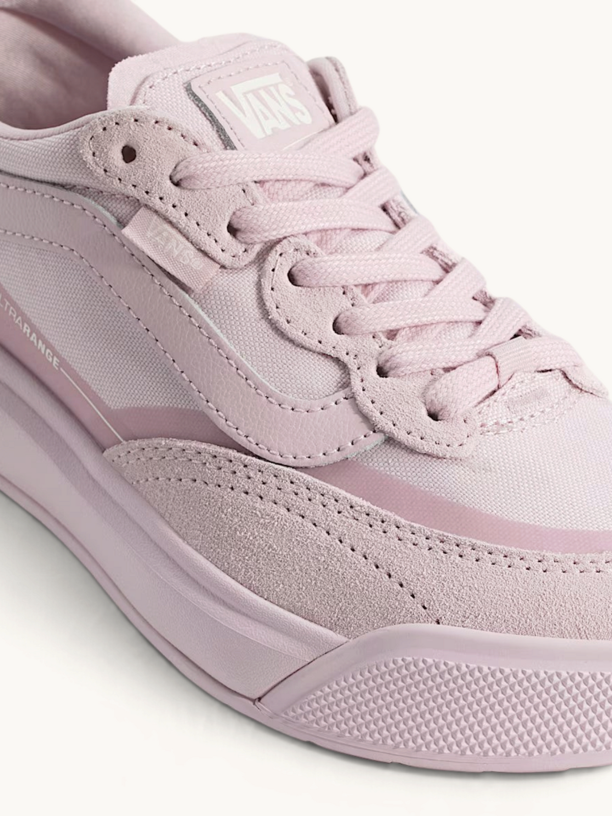 Tenis Vans MTE Ultrarange 2.0 SE en color rosa pálido con detalles de ante y lona, disponibles en FRIDAY.COM.CO