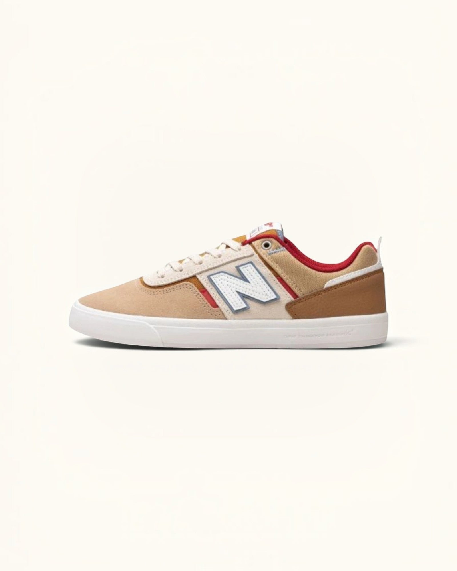 Zapatillas de skate FRIDAY.COM.CO New Balance Numeric 306 en ante beige con detalles rojos y suela vulcanizada blanca