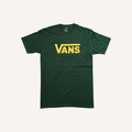Camiseta FRIDAY.COM.CO de hombre en algodón verde con logo Vans amarillo en el pecho.