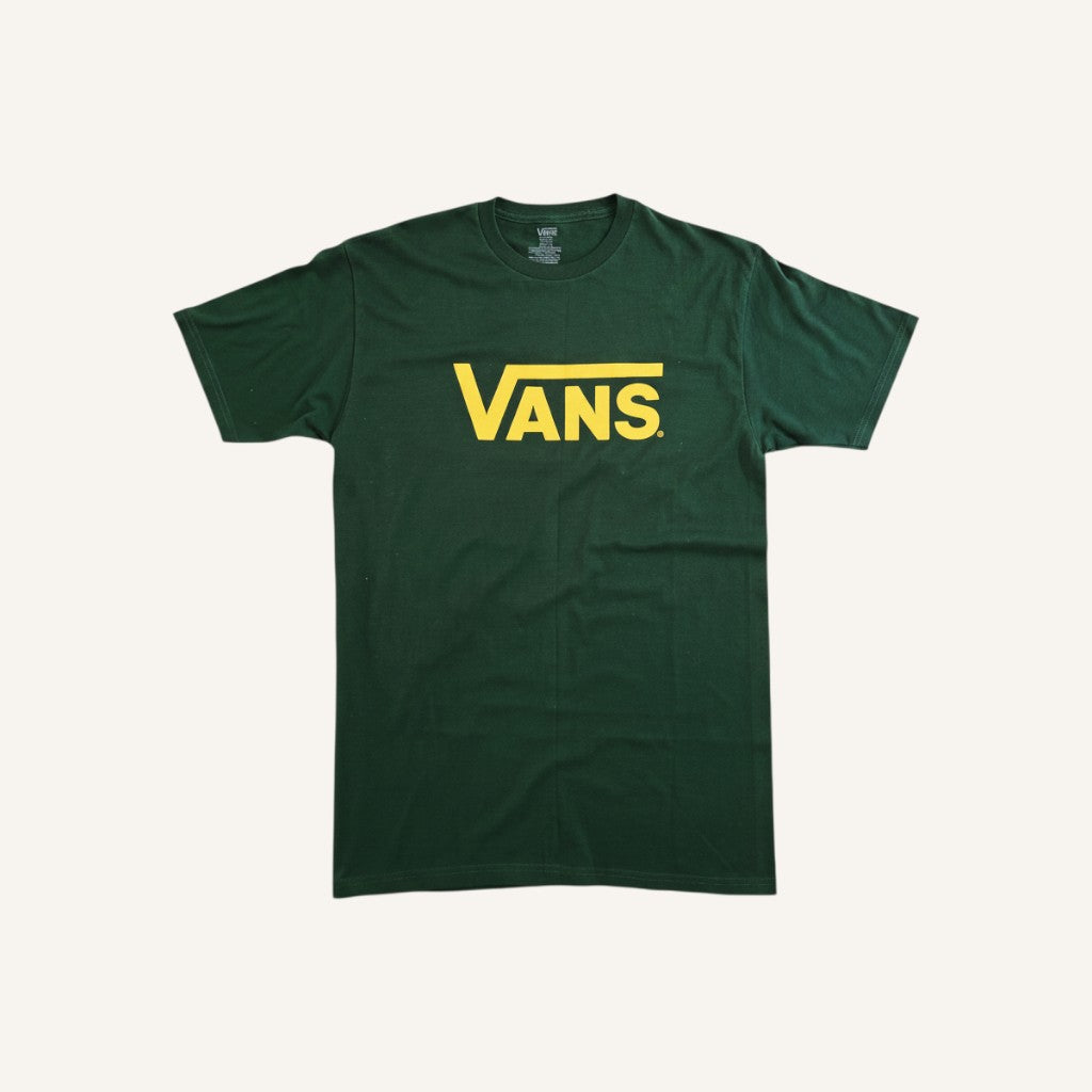 Camiseta FRIDAY.COM.CO de hombre en algodón verde con logo Vans amarillo en el pecho.