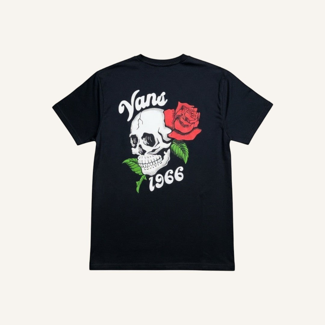 Camiseta negra de algodón Vans Rambler Rose para hombre con estampado de calavera y rosa roja. FRIDAY.COM.CO