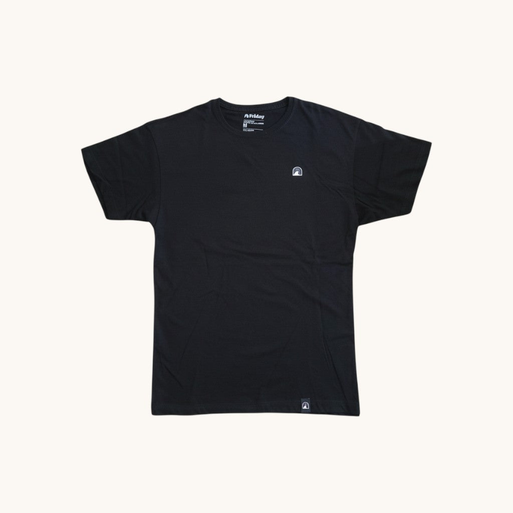 Camiseta negra FRIDAY.COM.CO de algodón para hombre con logo pequeño en el pecho y dobladillo.