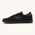 Tenis New Balance Numeric 440 negros de gamuza y malla con logo N blanco. FRIDAY.COM.CO