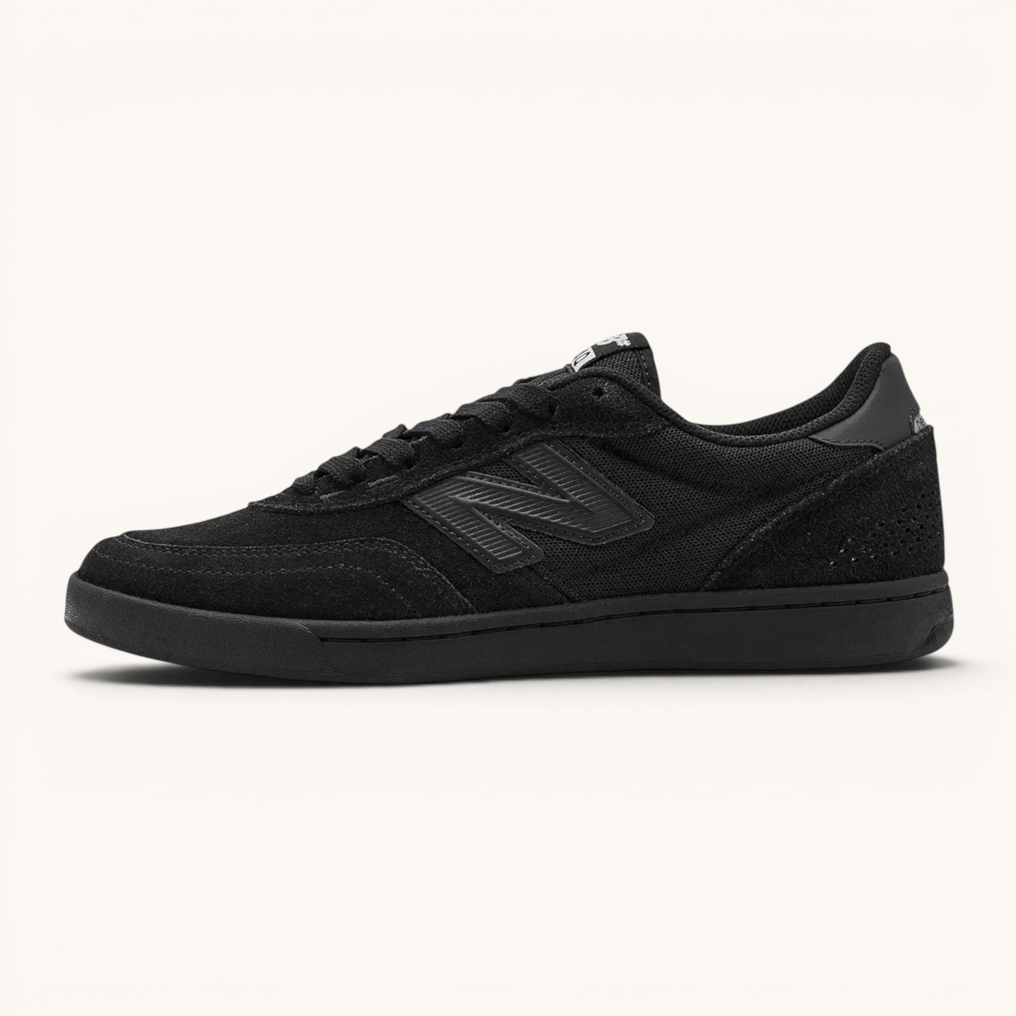 Tenis New Balance Numeric 440 negros de gamuza y malla con logo N blanco. FRIDAY.COM.CO