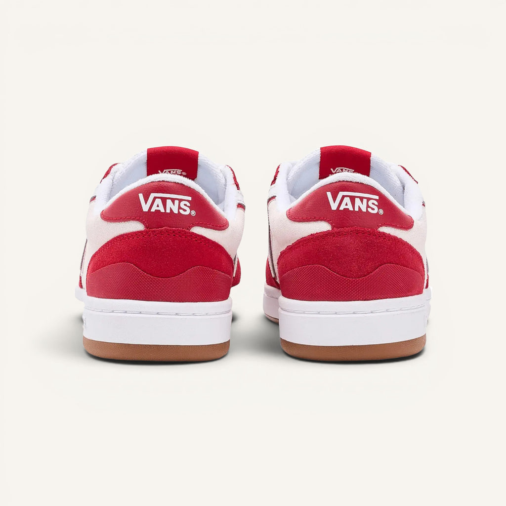 Tenis Vans Lowland 2.0 de gamuza roja y blanca con suela de goma. Logo Vans en el talón.
