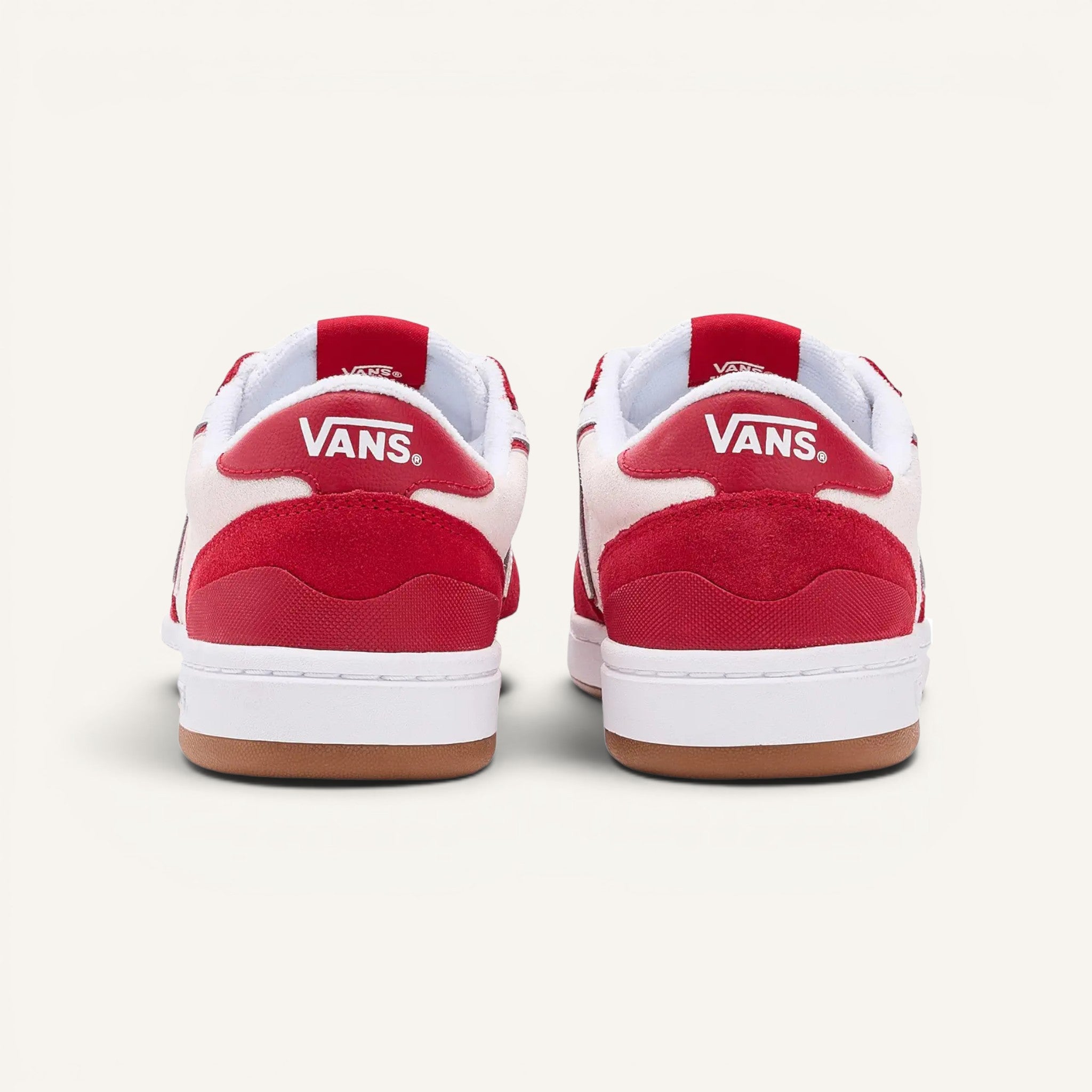 Tenis Vans Lowland 2.0 de gamuza roja y blanca con suela de goma. Logo Vans en el talón.