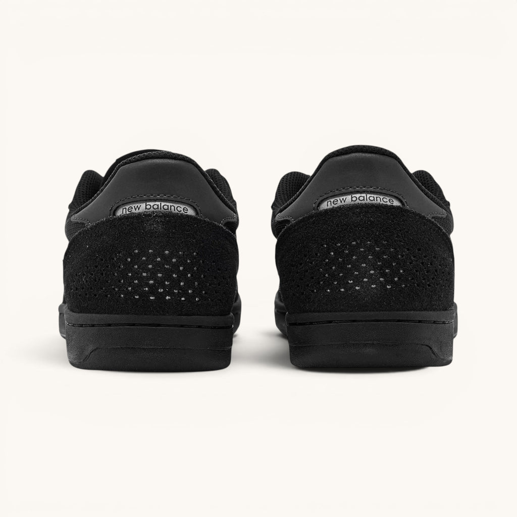 Tenis New Balance Numeric 440 negros de gamuza y malla con logo "N" blanco. FRIDAY.COM.CO